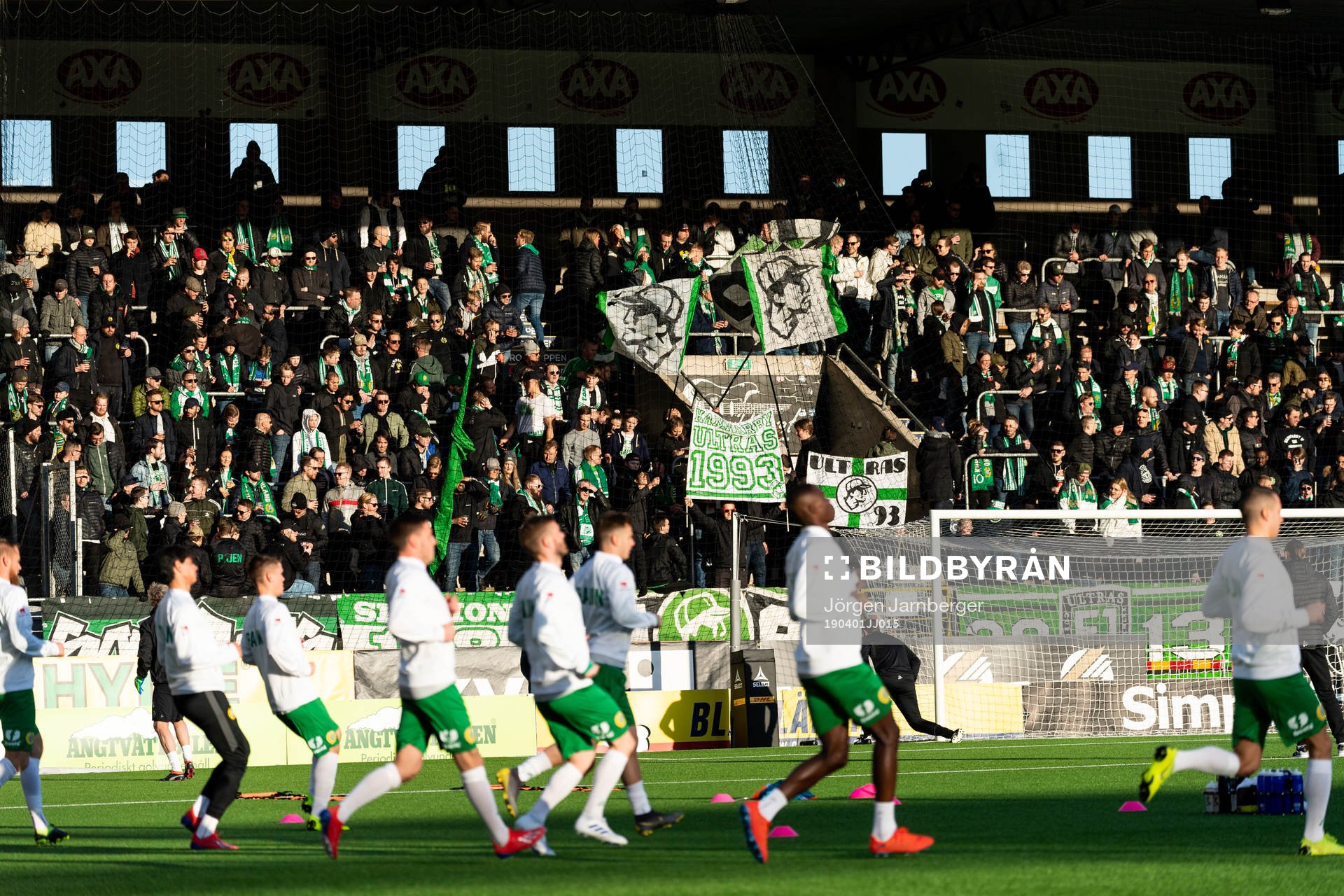 Hammarbys supportrar med spelarna i förgrunden
