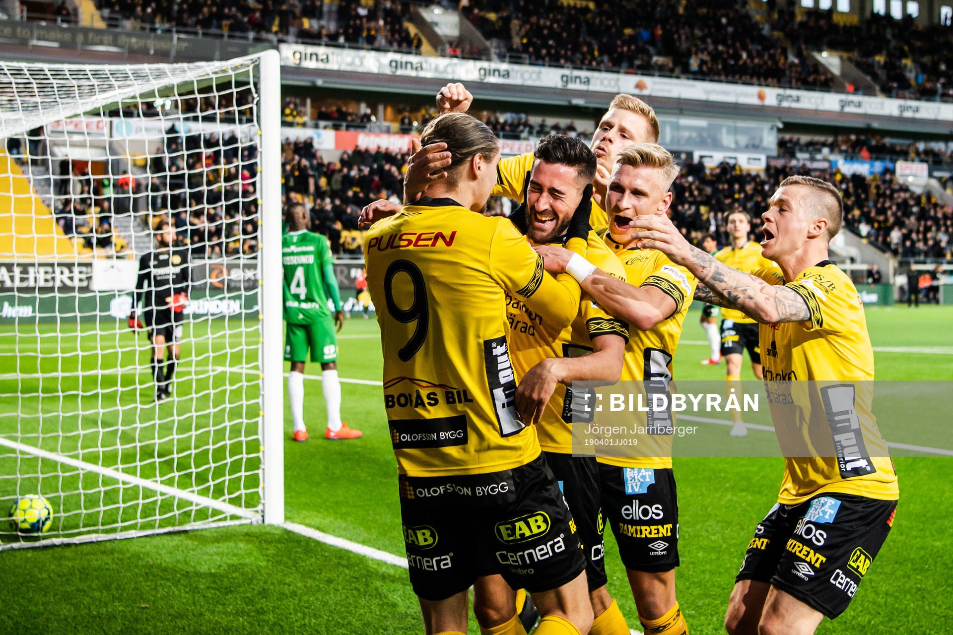 Elfsborgs Frederik Holst jublar med lagkamrater
