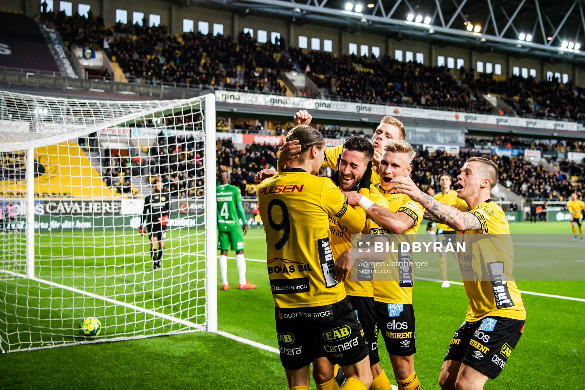 Elfsborgs Frederik Holst jublar med lagkamrater