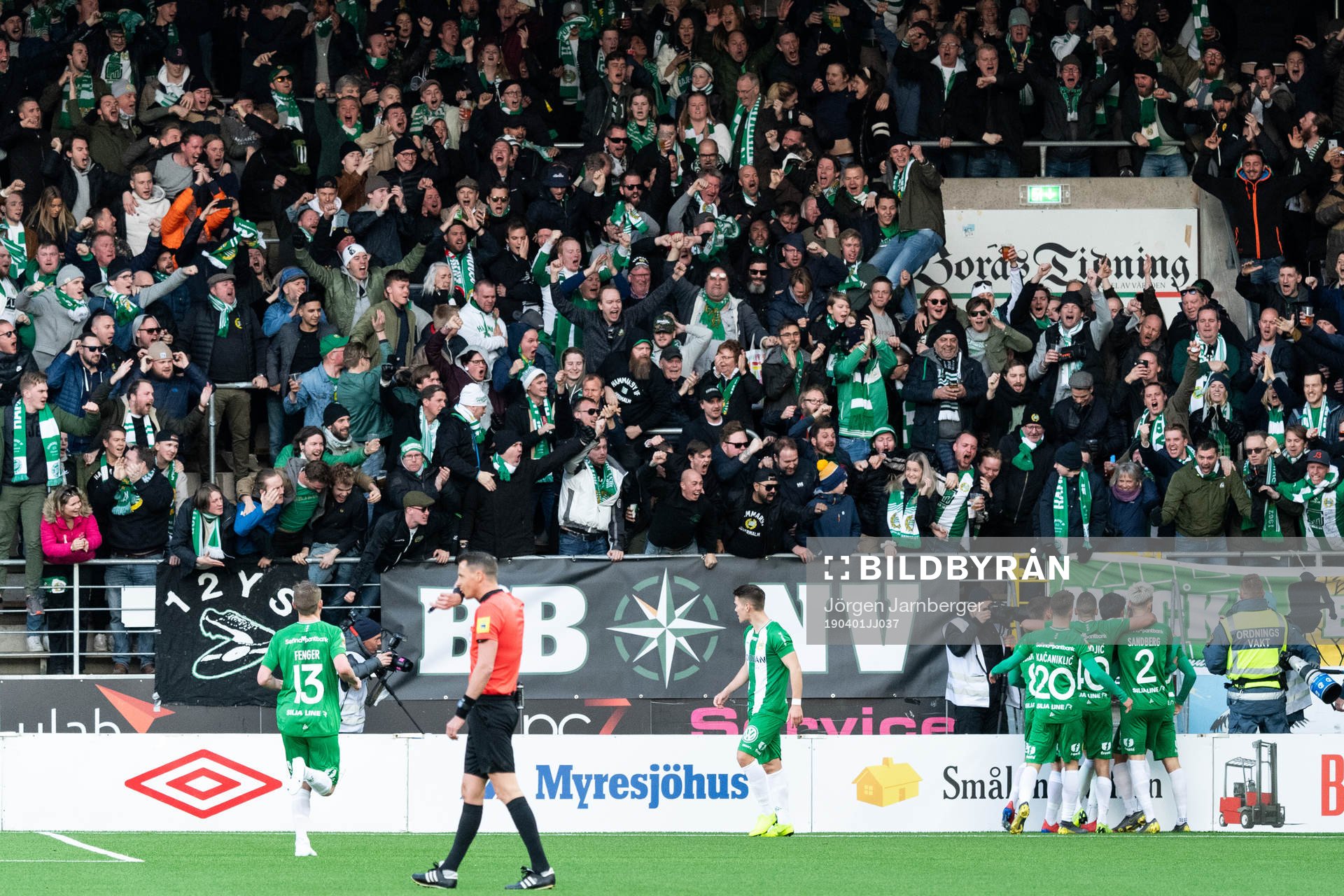 Hammarbys spelare jublar framför fansen