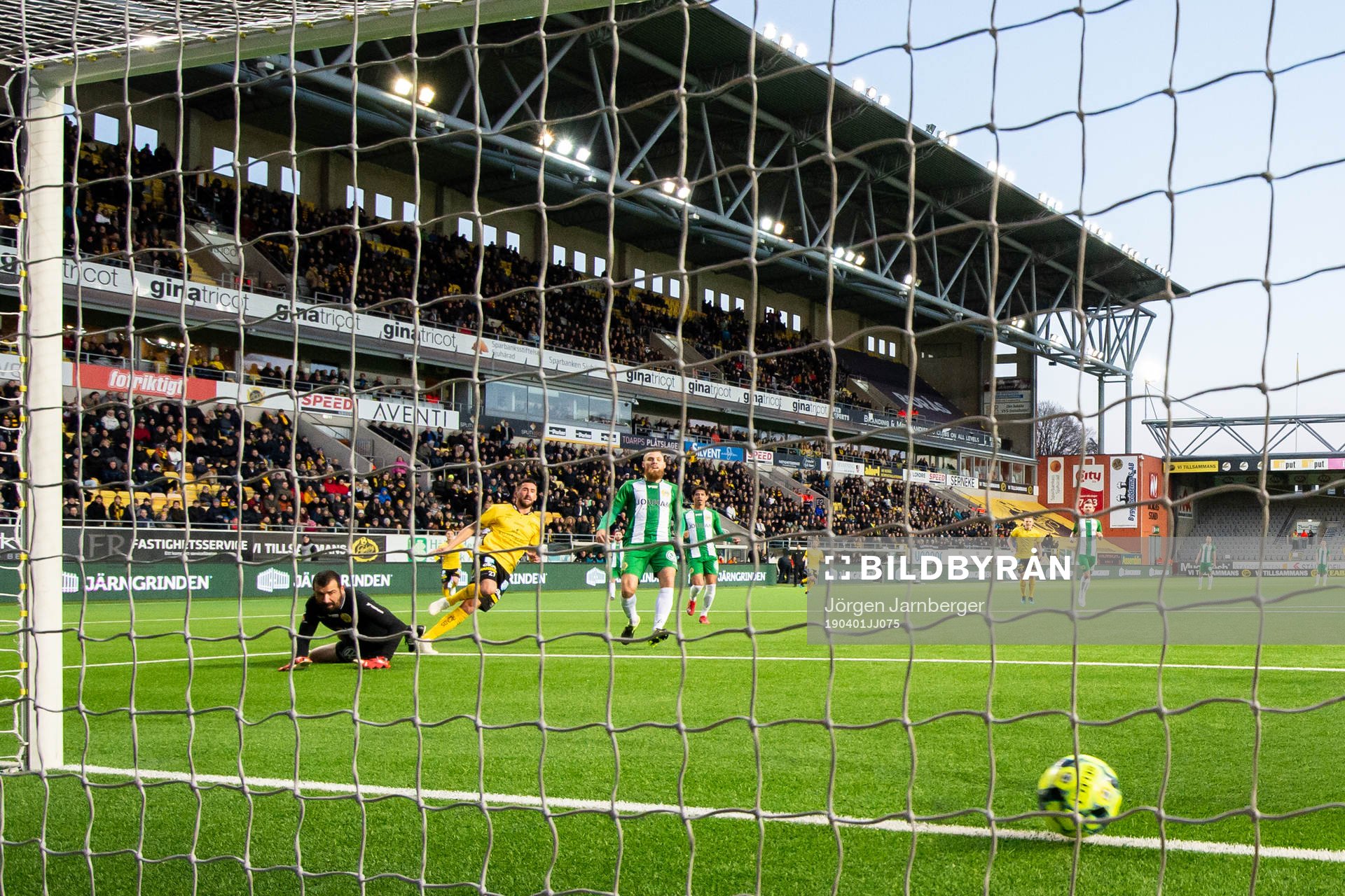 Elfsborgs Frederik Holst gör 1-1 bakom Hammarbys målvakt Gianluca Curci under fotbollsmatchen i Allsvenskan mellan Elfsborg och Hammarby den 1 april 2019 i Borås.