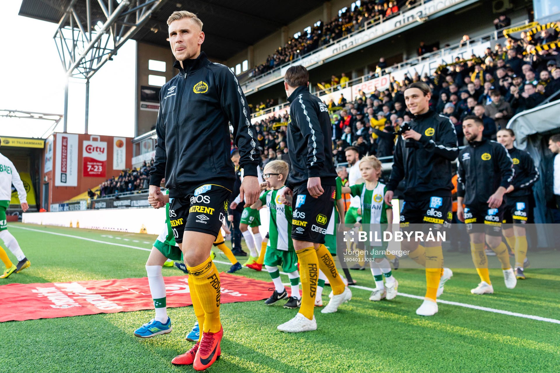Elfsborgs spelare med Simon Strand i spetsen kommer in på