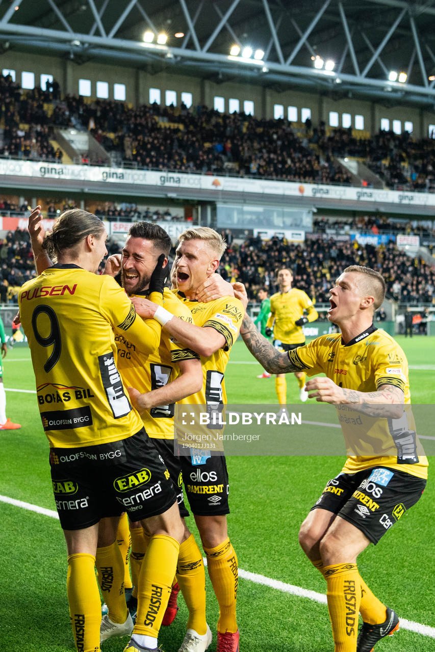 Elfsborgs målskytt Frederik Holst kramas om av Pawel Cibicki, Simon Strand och Samuel Holmén efter att gjort 1-1 under fotbollsmatchen i Allsvenskan mellan Elfsborg och Hammarby den 1 april 2019 i Borås.