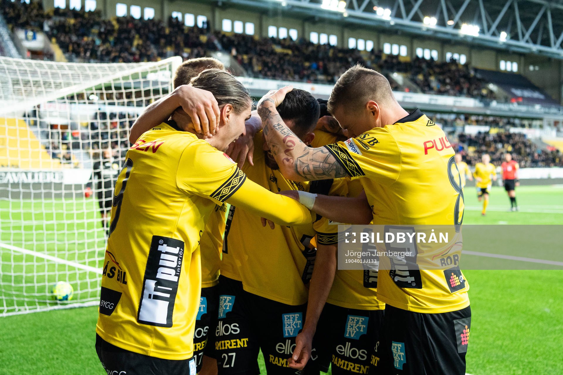 Elfsborgs målskytt Frederik Holst kramas om av Pawel Cibicki och Samuel Holmén efter att gjort 1-1 under fotbollsmatchen i Allsvenskan mellan Elfsborg och Hammarby den 1 april 2019 i Borås.