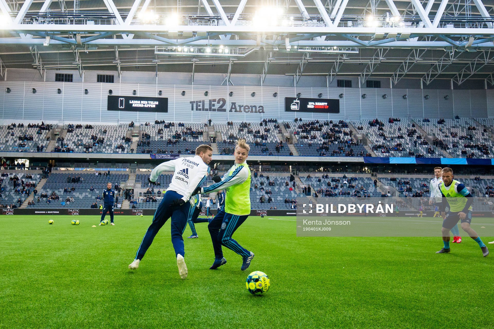 Djurgårdens Jonathan Ring och Elliot Käck värmer upp