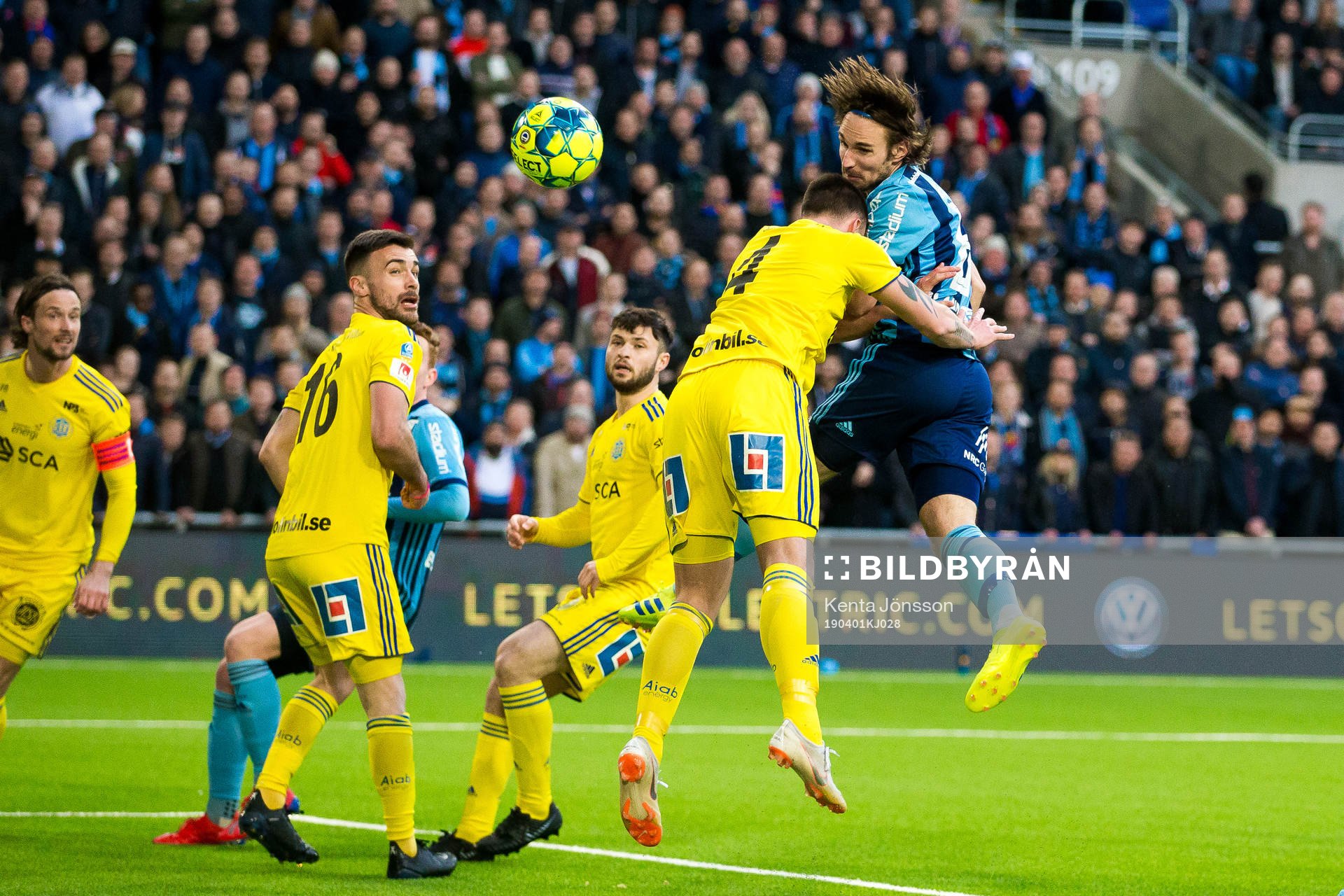 Djurgårdens Kevin Walker gör 1-0 med en nick