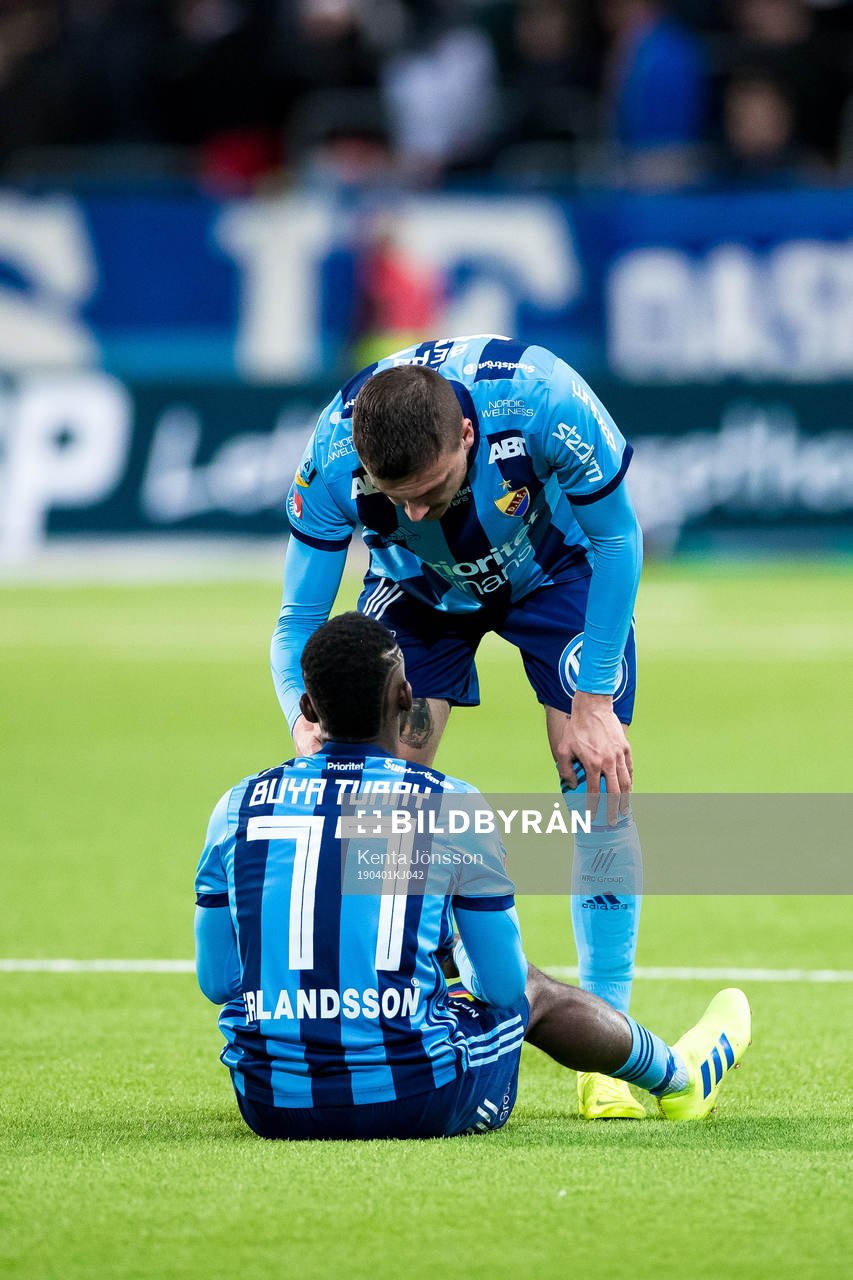 Djurgårdens Mohamed Buya Turay deppar med Erik Berg