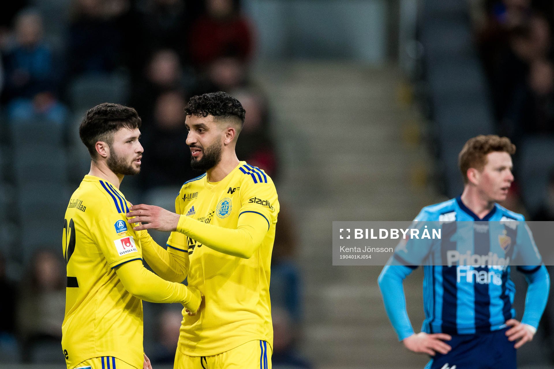 Sundsvalls Jonathan Tamimi Syberg diskuterar med Omar