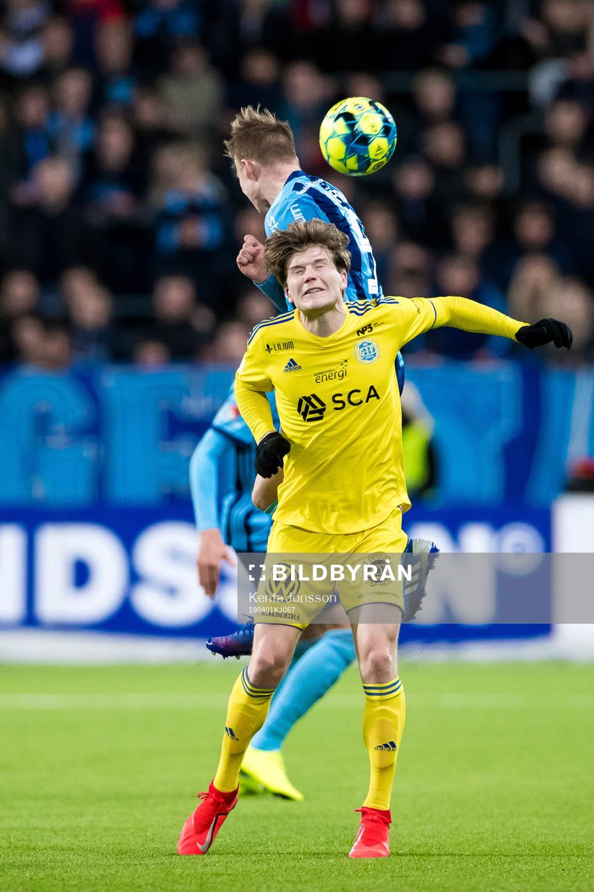 Sundsvalls Oliver Berg och Djurgårdens Elliot Käck under fotbollsmatchen i Allsvenskan mellan Djurgården och GIF Sundsvall den 1 april 2019 i Stockholm.