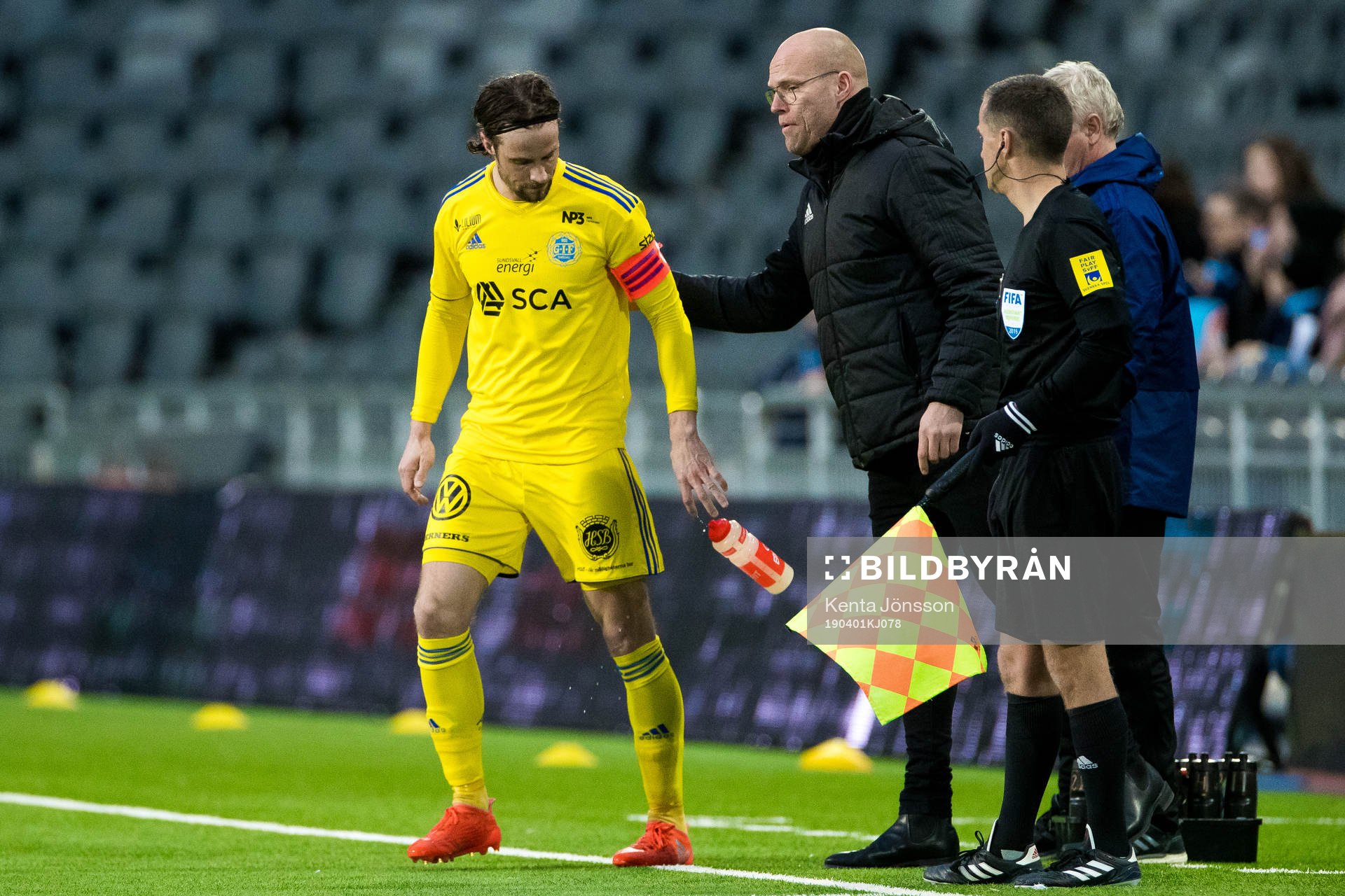 Sundsvalls Linus Hallenius i samtal med tränare Joel