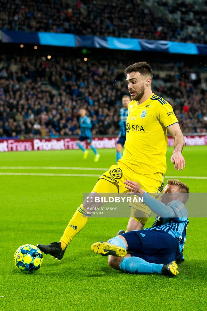 Sundsvalls Carlos Gracia i kamp om bollen med Djurgårdens Nicklas Bärkroth under fotbollsmatchen i Allsvenskan mellan Djurgården och GIF Sundsvall den 1 april 2019 i Stockholm.