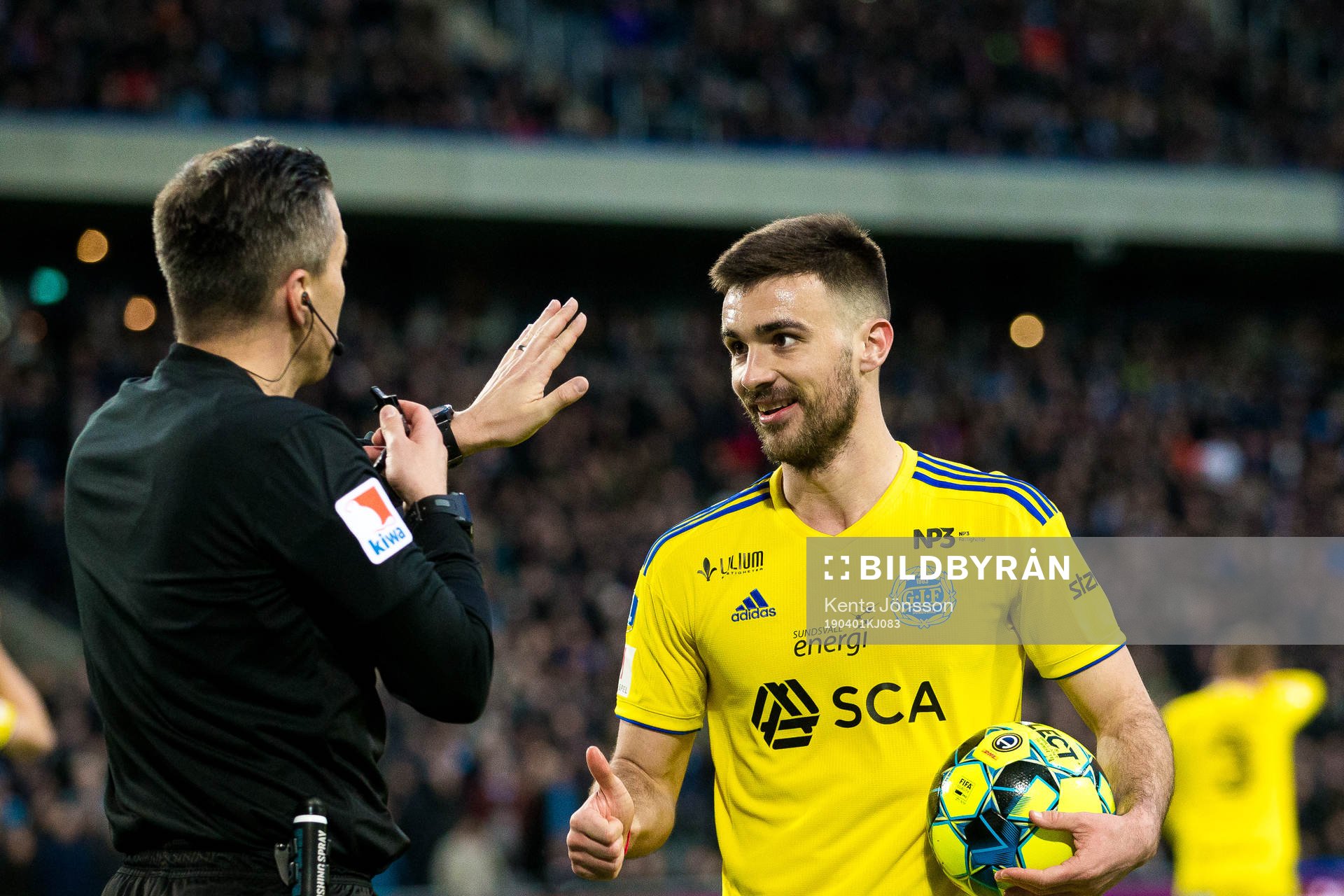 Sundsvalls Carlos Gracia i samtal med domare Bojan Pandzic