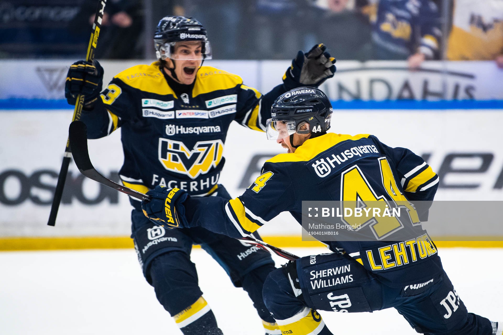 s Sebastian Wännström jublar med målskytten till 2-1