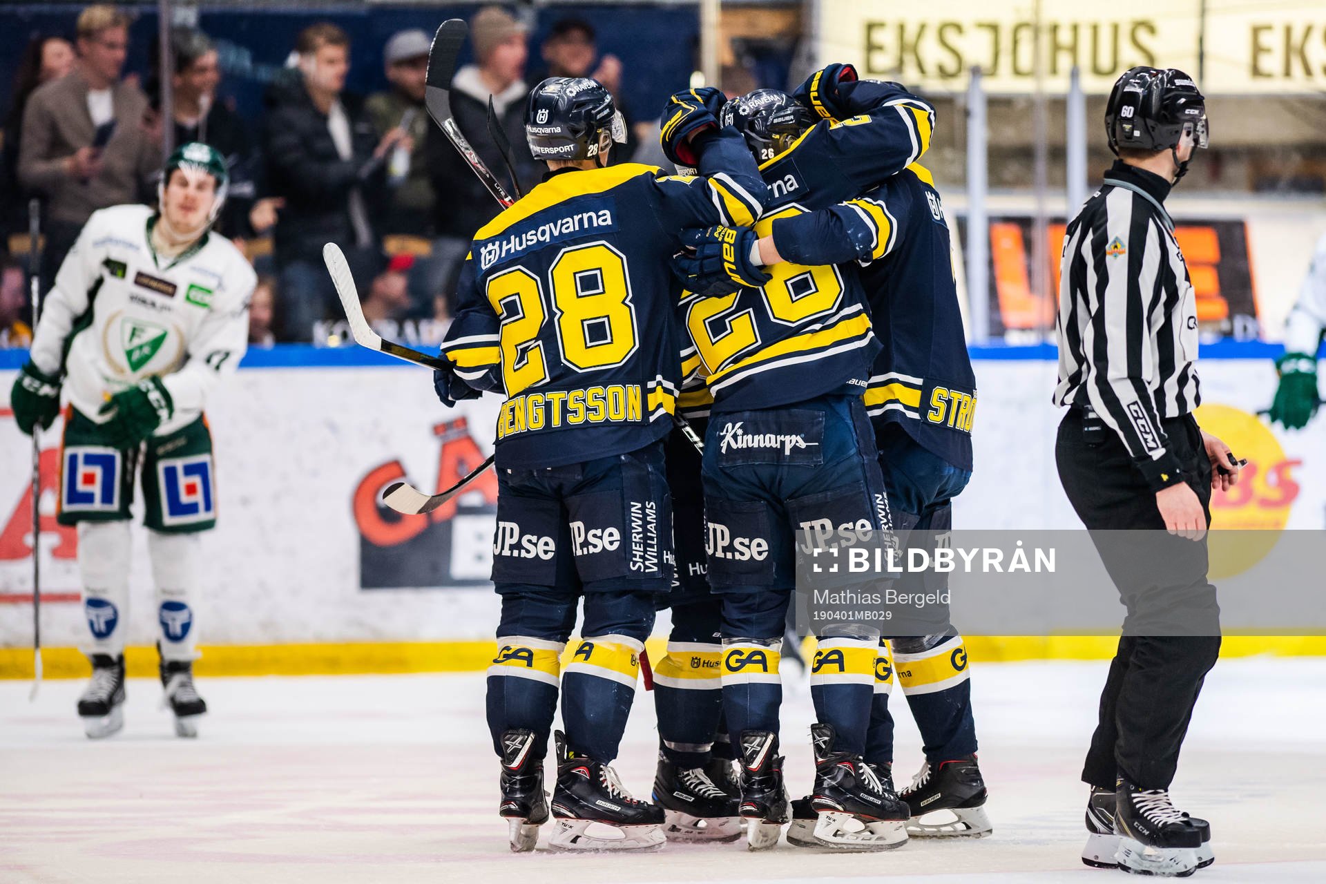 s Max Wennlund jublar med lagkamrater