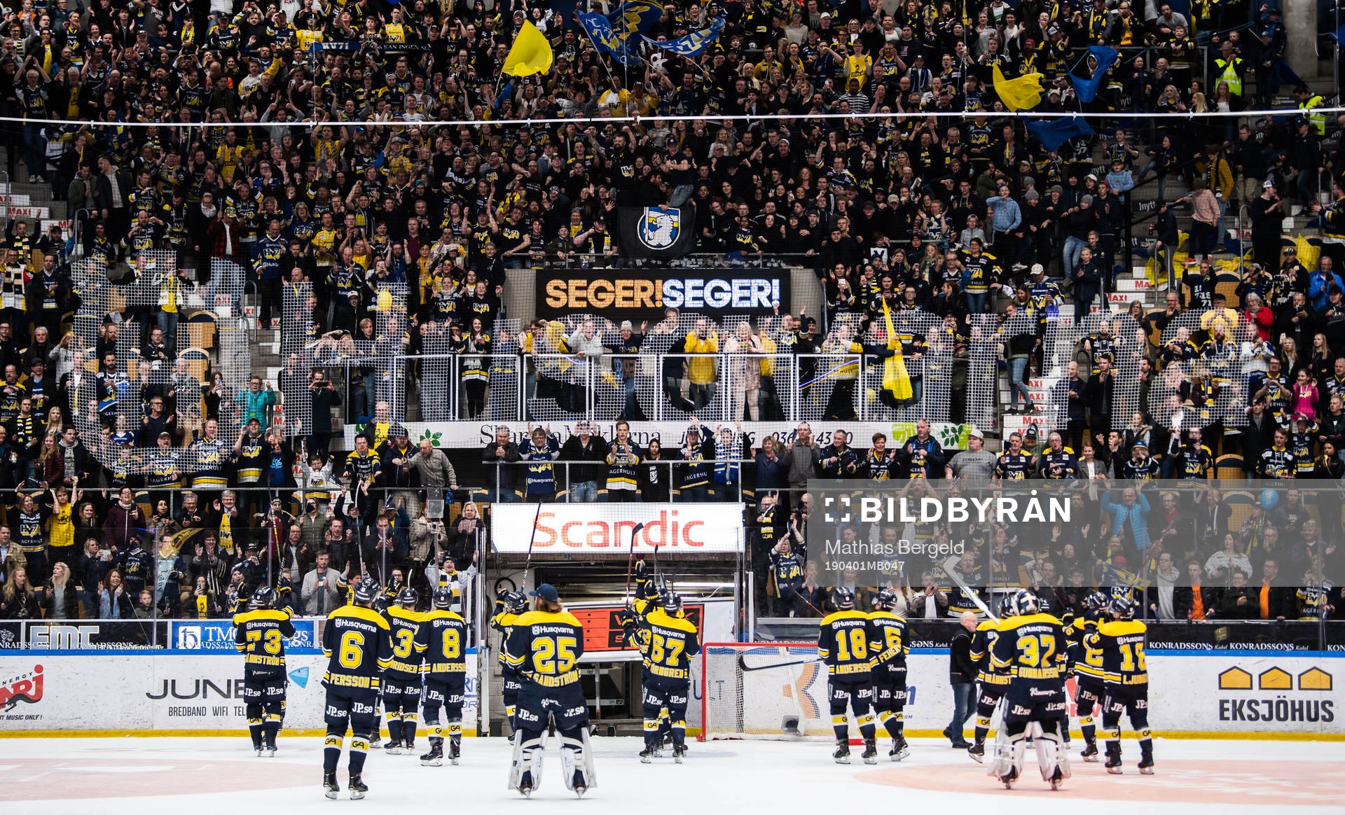 s spelare jublar mot supportrar
