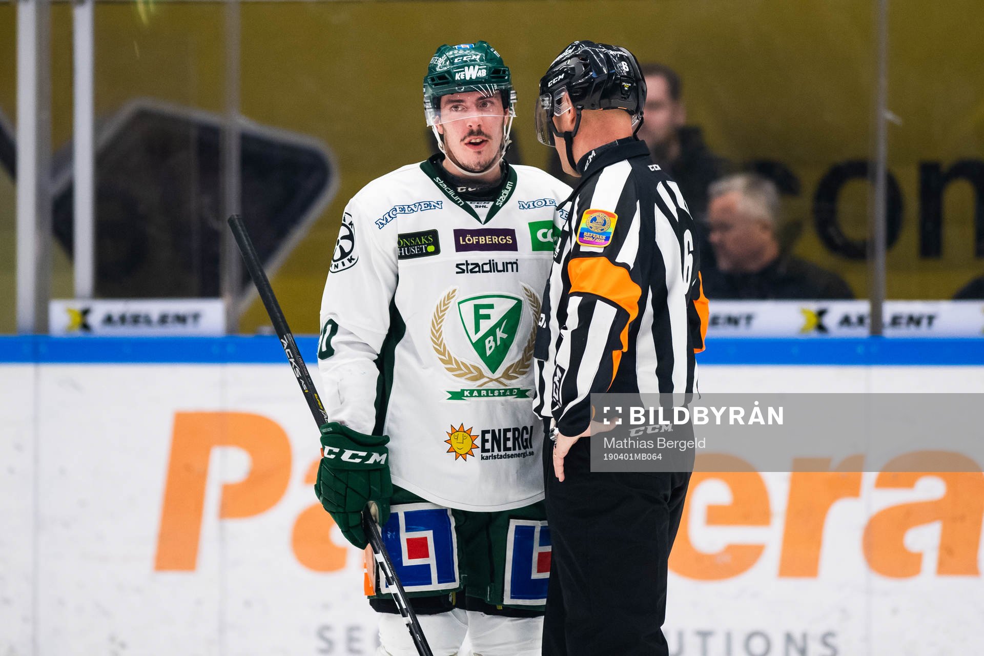 Färjestads Sebastian Erixon diskuterar med domare Sören