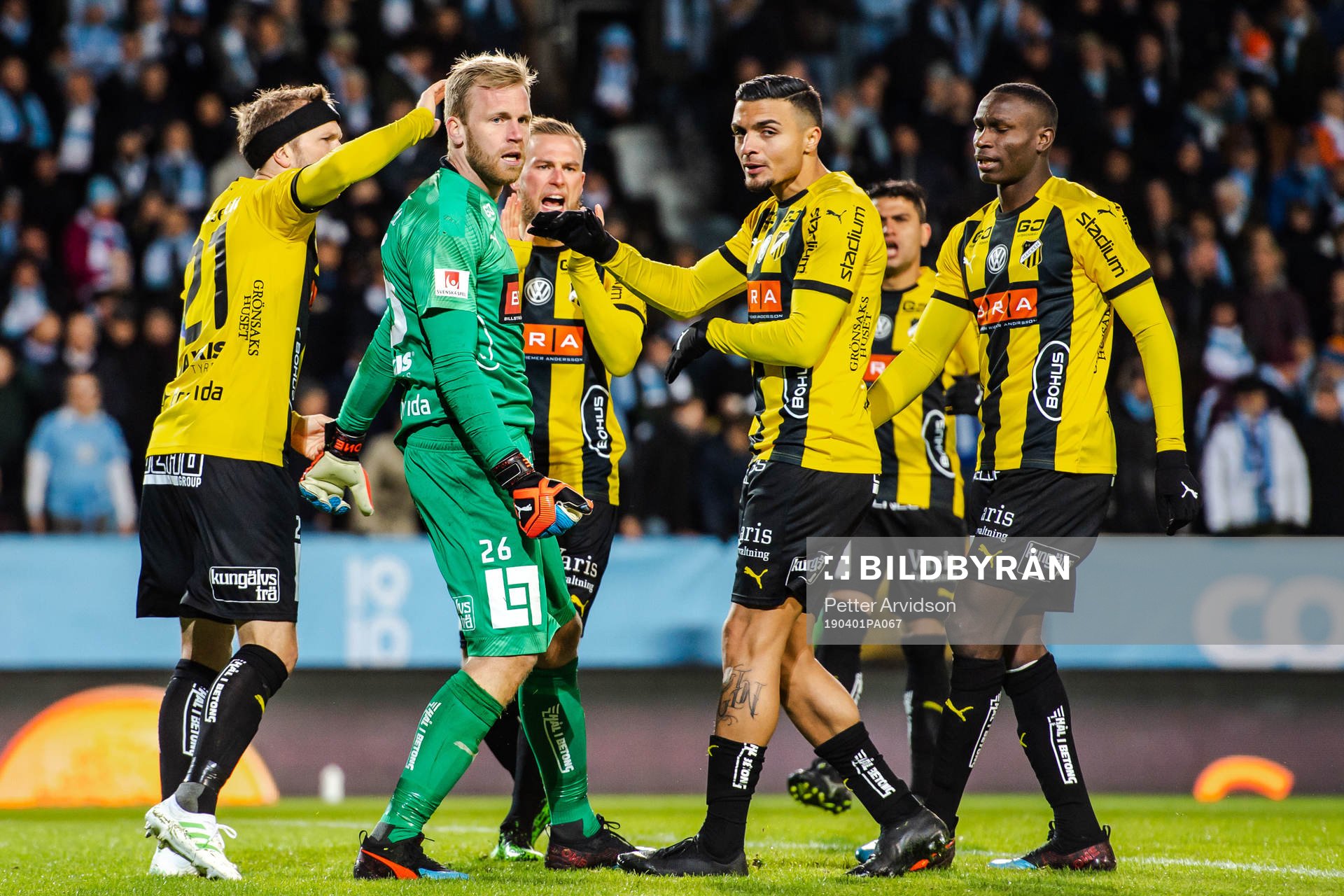 Häckens spelare jublar med målvakt Peter Abrahamsson