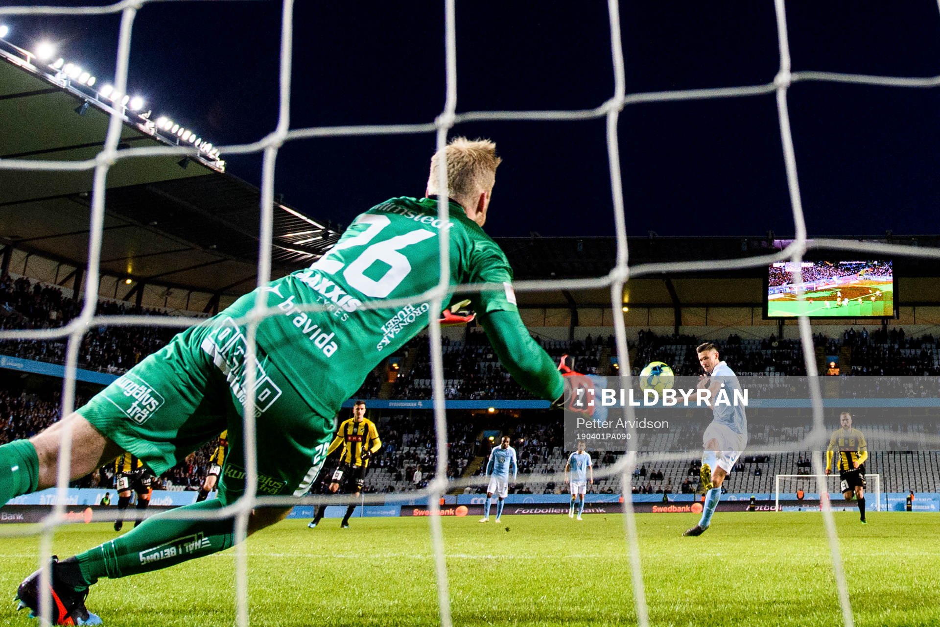 Häckens målvakt Peter Abrahamsson räddar straff från Malmö FFs Marcus Antonsson under fotbollsmatchen i Allsvenskan mellan Malmö FF och Häcken den 1 april 2019 i Malmö.