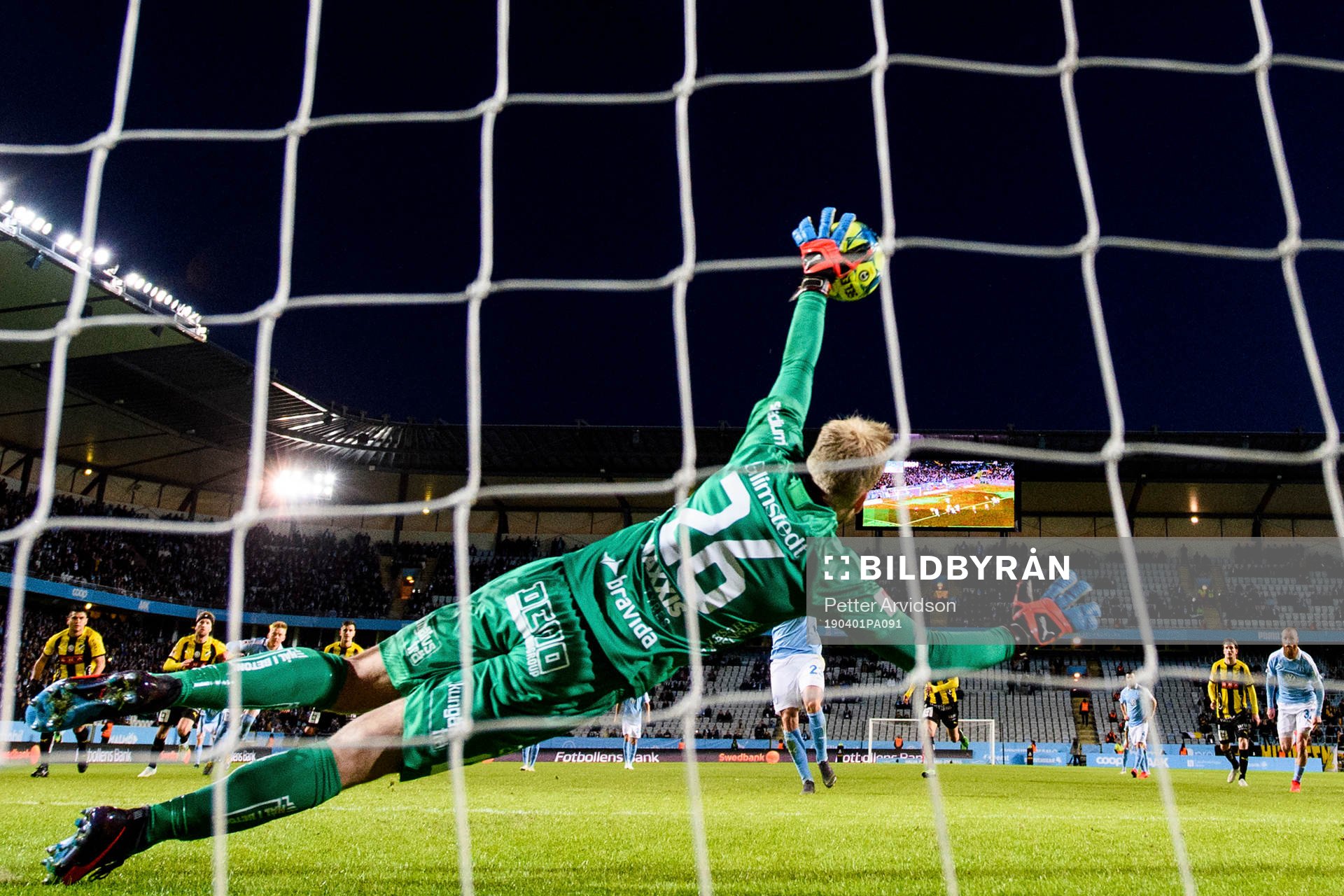 Häckens målvakt Peter Abrahamsson räddar straff från Malmö FFs Marcus Antonsson under fotbollsmatchen i Allsvenskan mellan Malmö FF och Häcken den 1 april 2019 i Malmö.