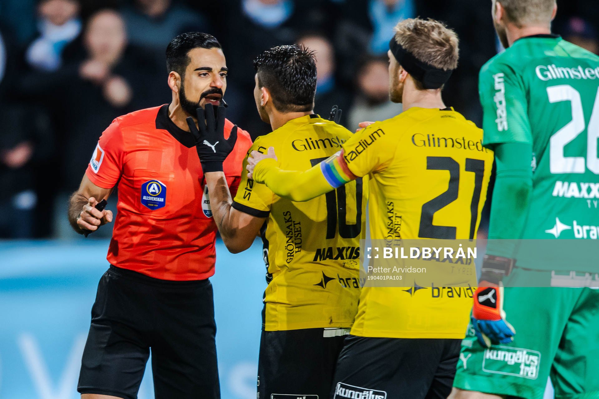 Häckens Paulinho och Rasmus Lindgren diskuterar med domare