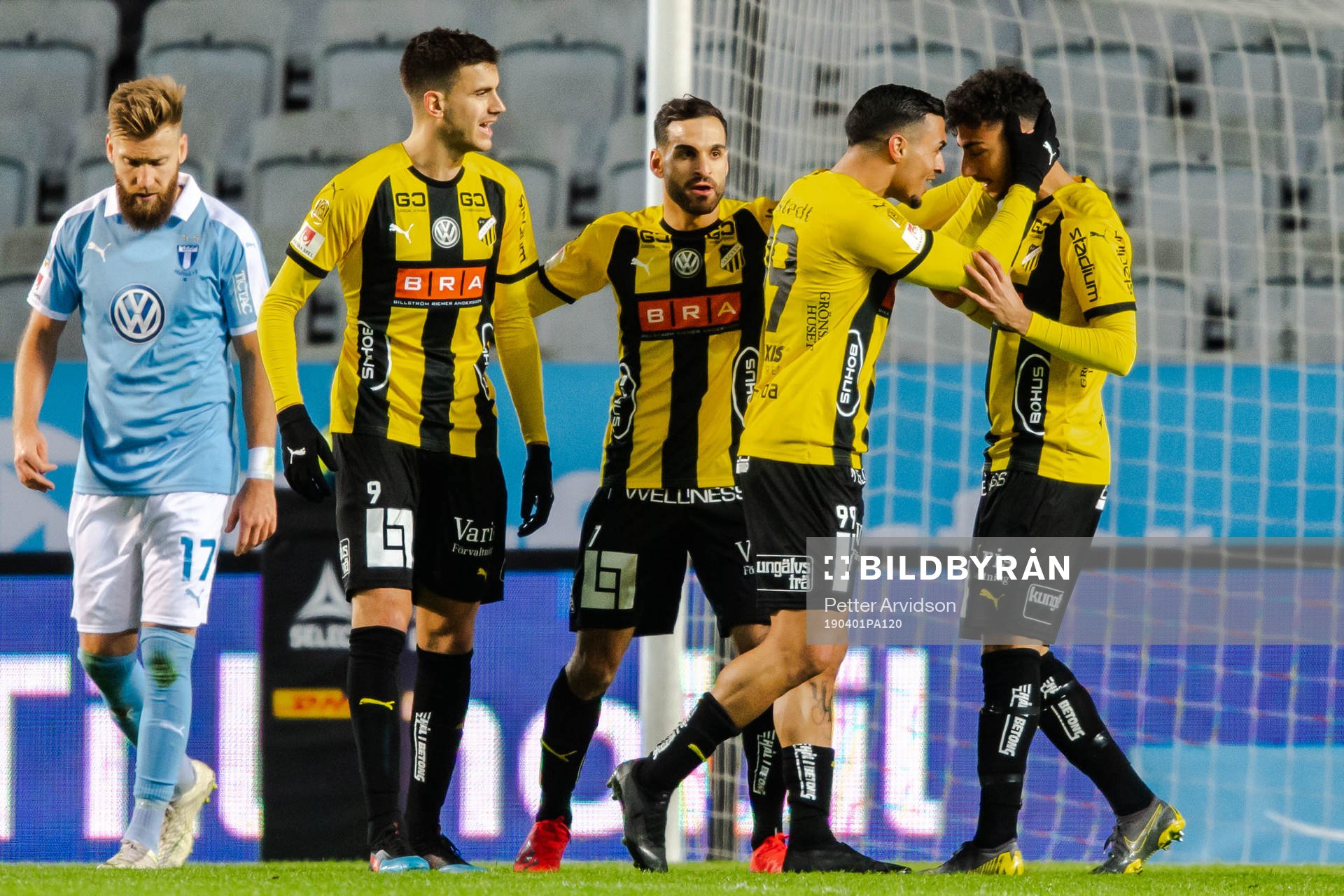 Häckens Ahmed Yasin jublar med Daleho Irandust efter 1-1 under fotbollsmatchen i Allsvenskan mellan Malmö FF och Häcken den 1 april 2019 i Malmö.