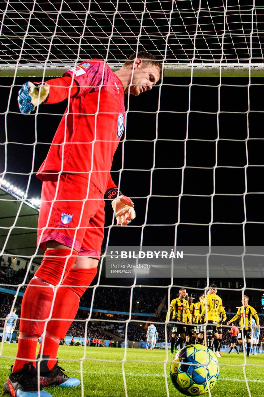 Malmö FFs målvakt Johan Dahlin deppar