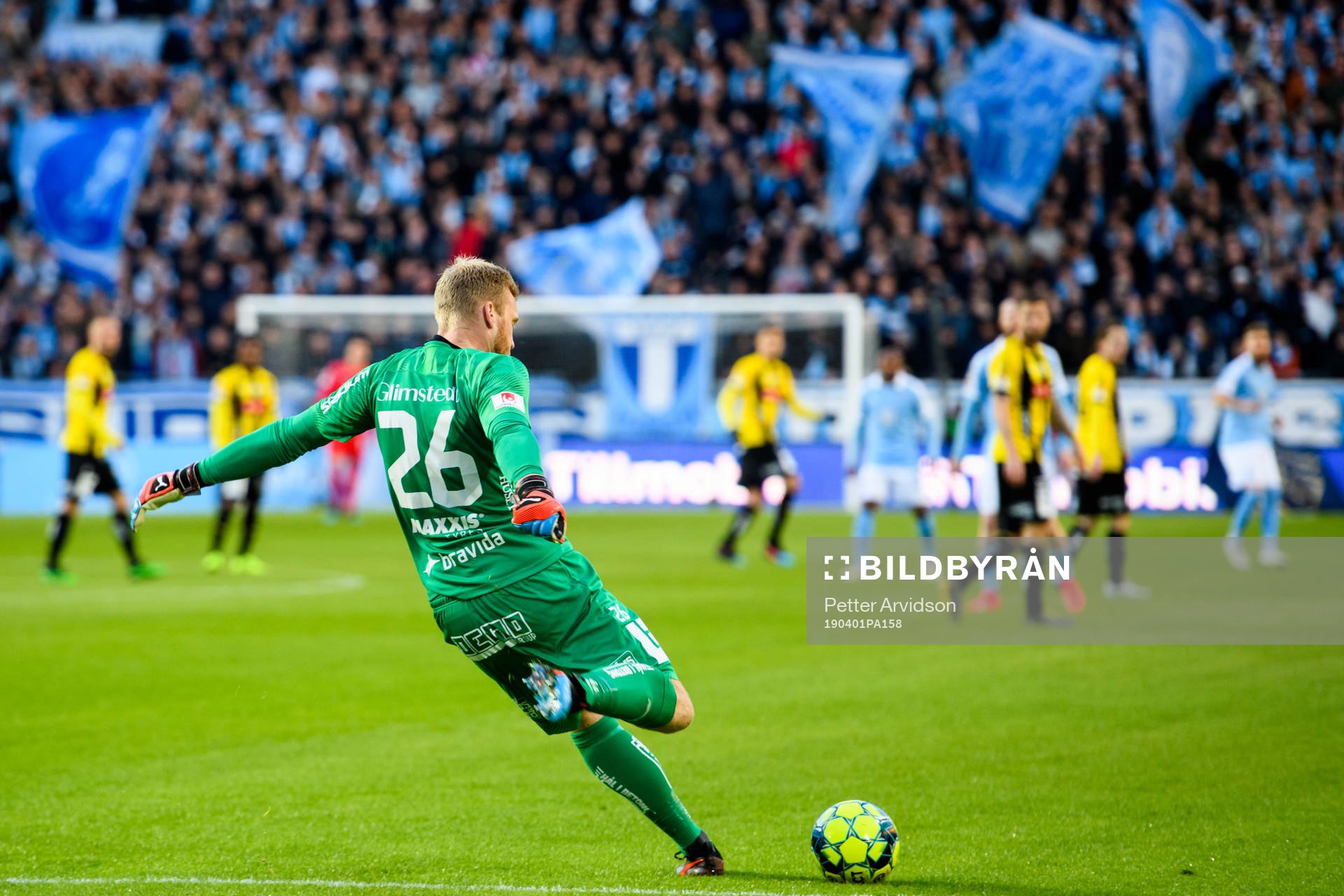 Häckens målvakt Peter Abrahamsson med en utspark