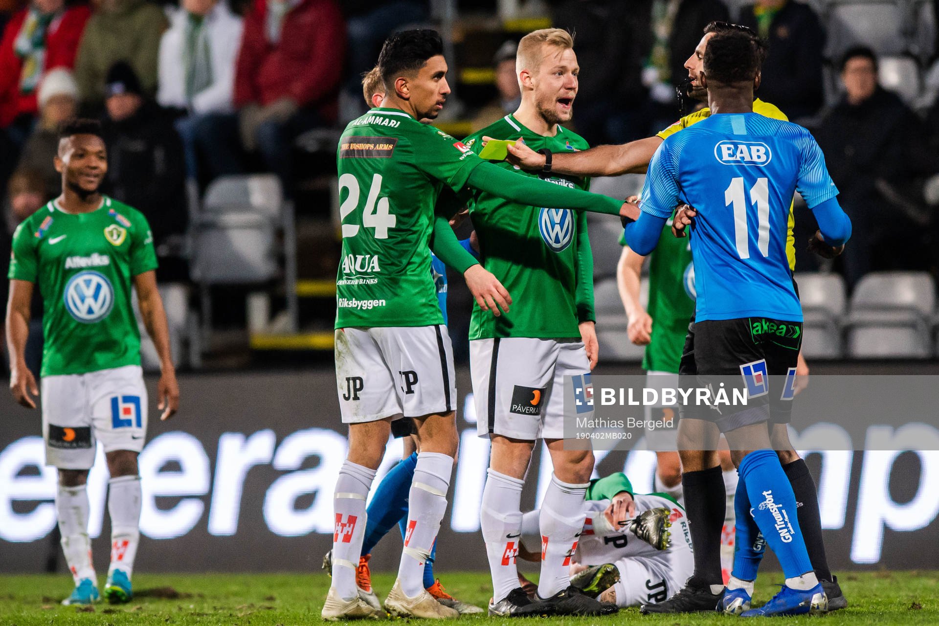 Irriterat mellan Jönköpings Peter Gwargis och Adam Gemheden och Halmstads Sadat Karim under fotbollsmatchen i Superettan mellan Jönköping och Halmstad den 2 april 2019 i Jönköping.