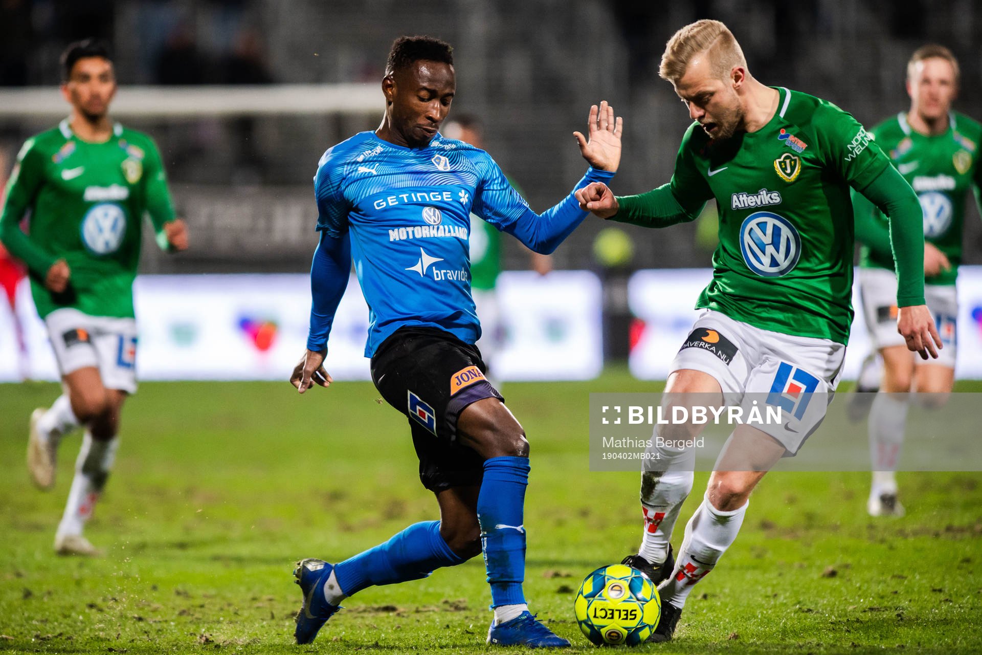Halmstads Sadat Karim och Jönköpings Sebastian Crona