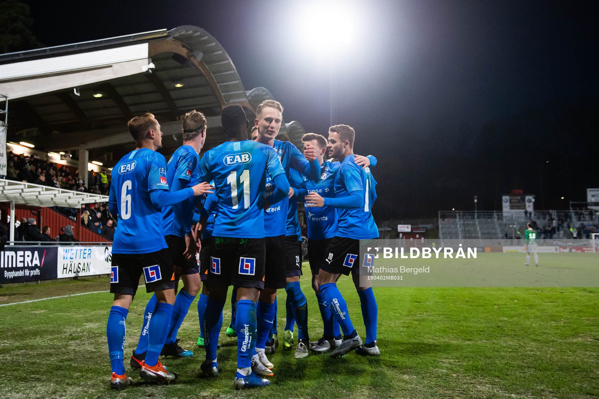 Halmstads Sadat Karim jublar med lagkamrater efter att han gjort 0-1 under fotbollsmatchen i Superettan mellan Jönköping och Halmstad den 2 april 2019 i Jönköping.