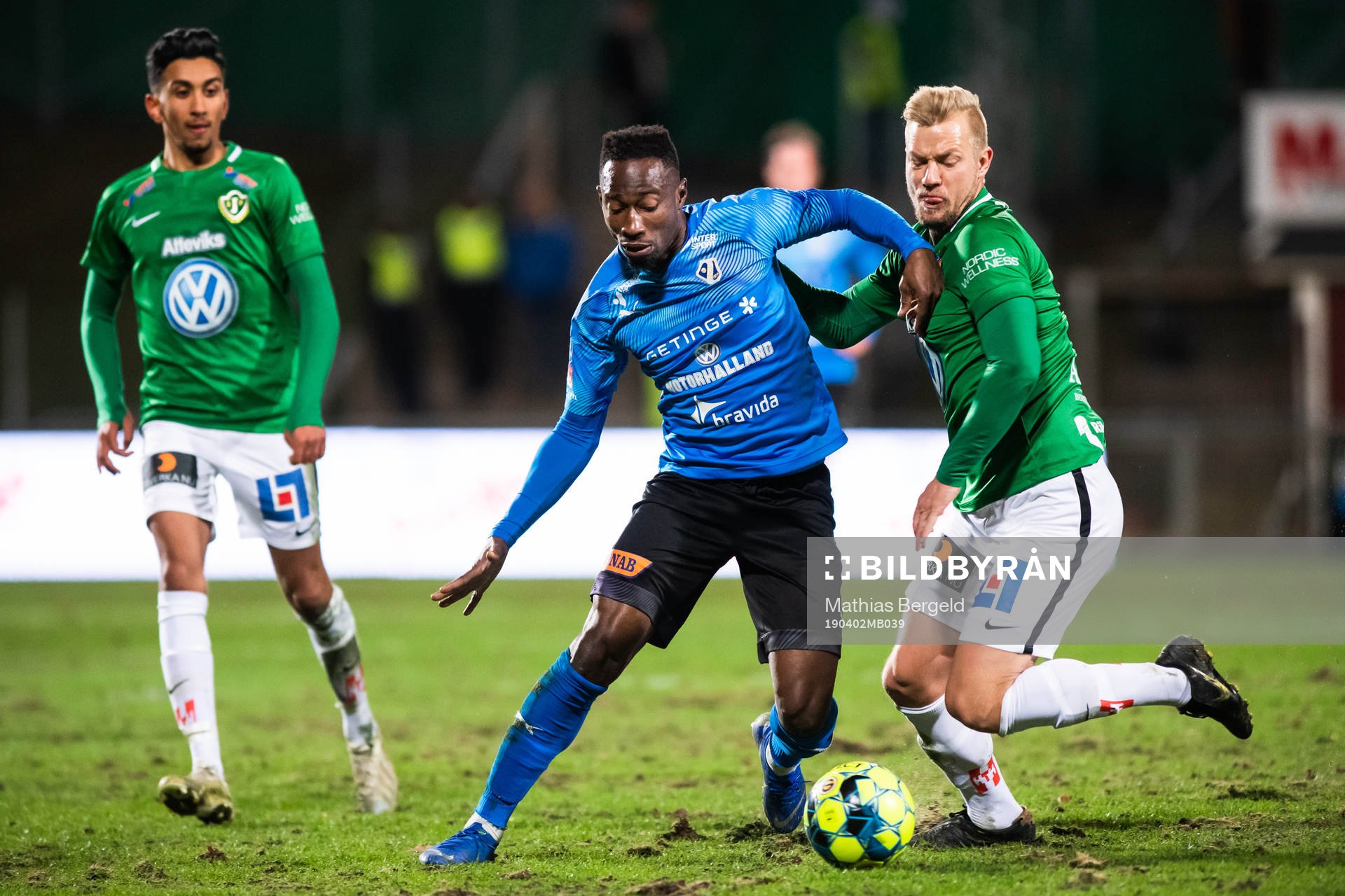 Halmstads Sadat Karim och Jönköpings Sebastian Crona i kamp om bollen under fotbollsmatchen i Superettan mellan Jönköping och Halmstad den 2 april 2019 i Jönköping.