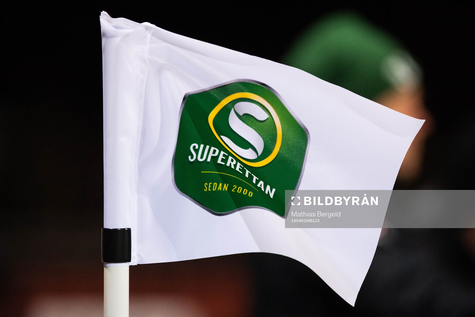 En hörnflagga med superettans logotyp på