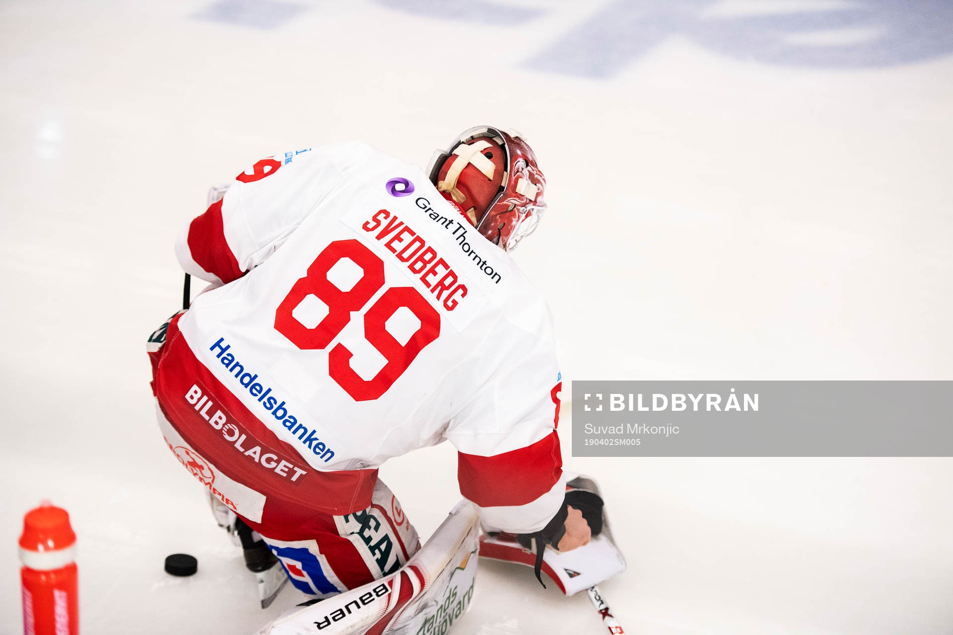 Timrås målvakt Niklas Svedberg värmer upp