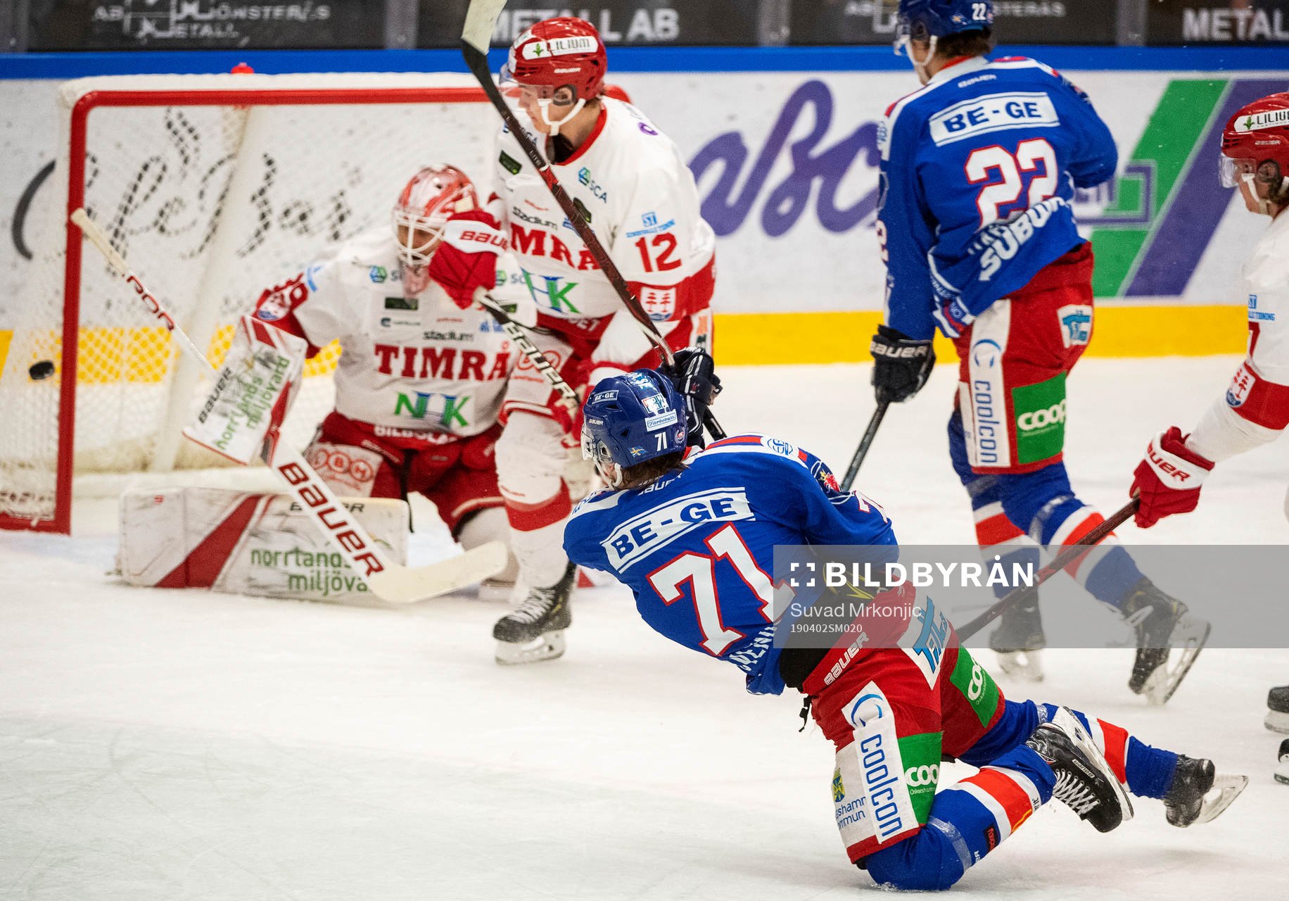 Oskarshamns Filip Sveningsson skjuter mot Timrås målvakt