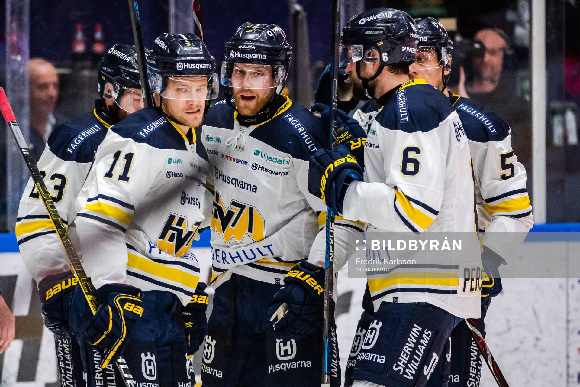 s Joakim Andersson jublar med lagkamrater