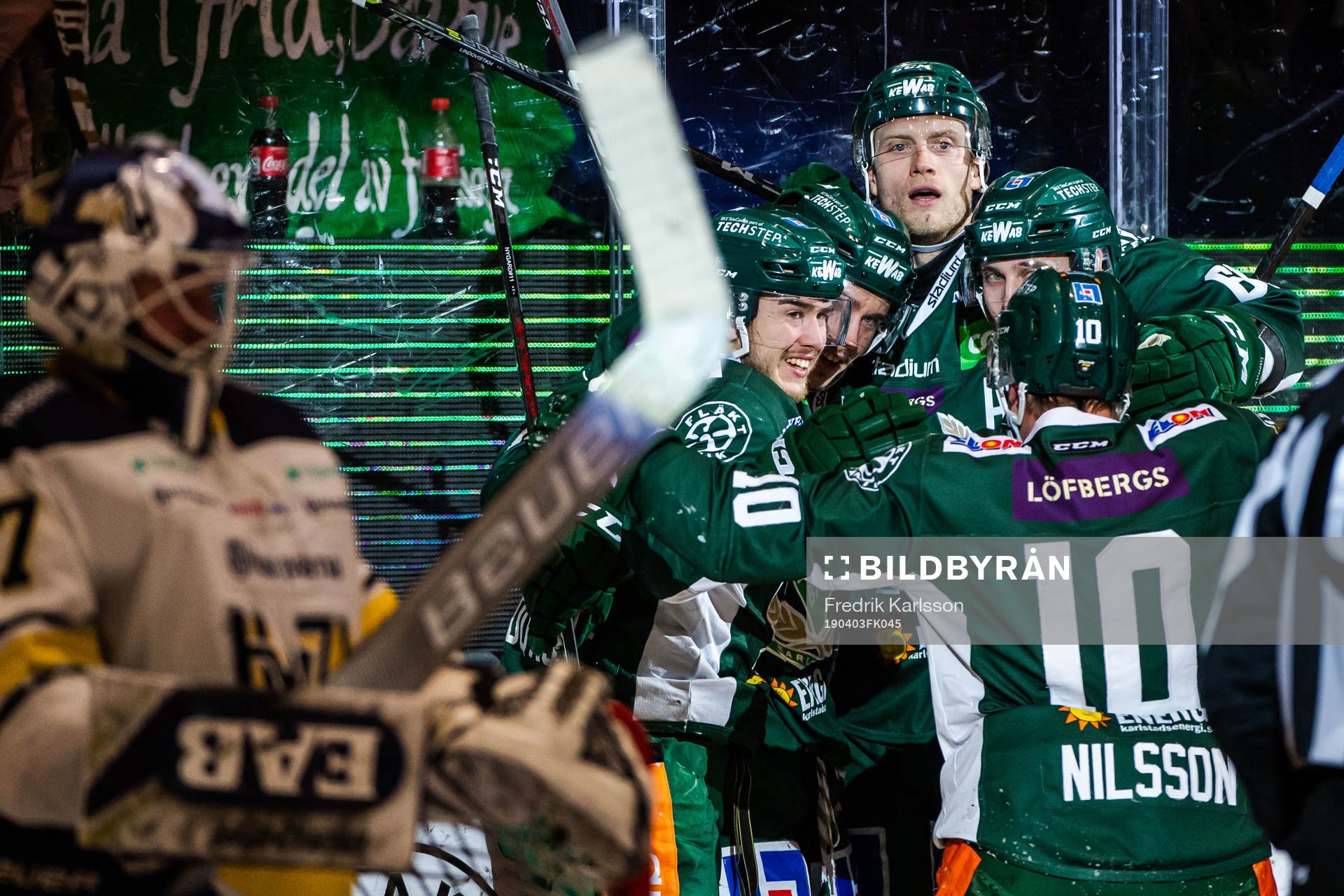 Färjestads Johan Ryno jublar med lagkamrater