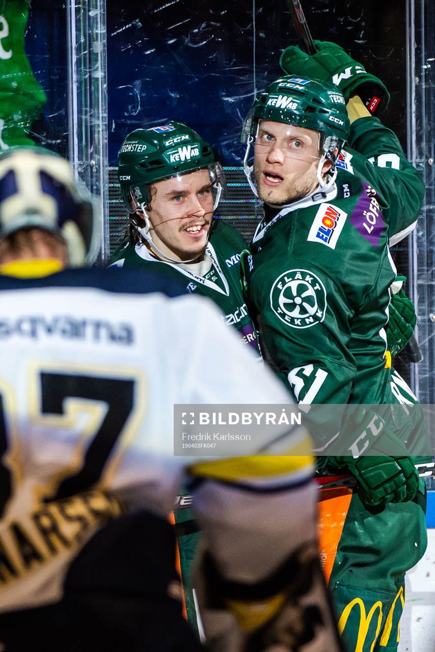 Färjestads Johan Ryno jublar med lagkamrater