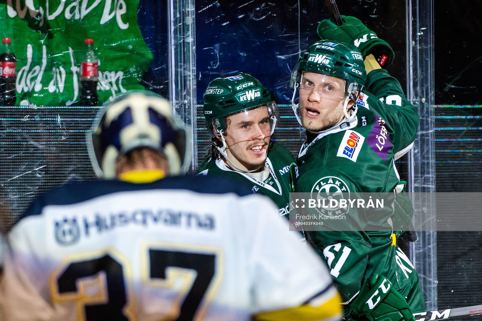 Färjestads Johan Ryno jublar med lagkamrater