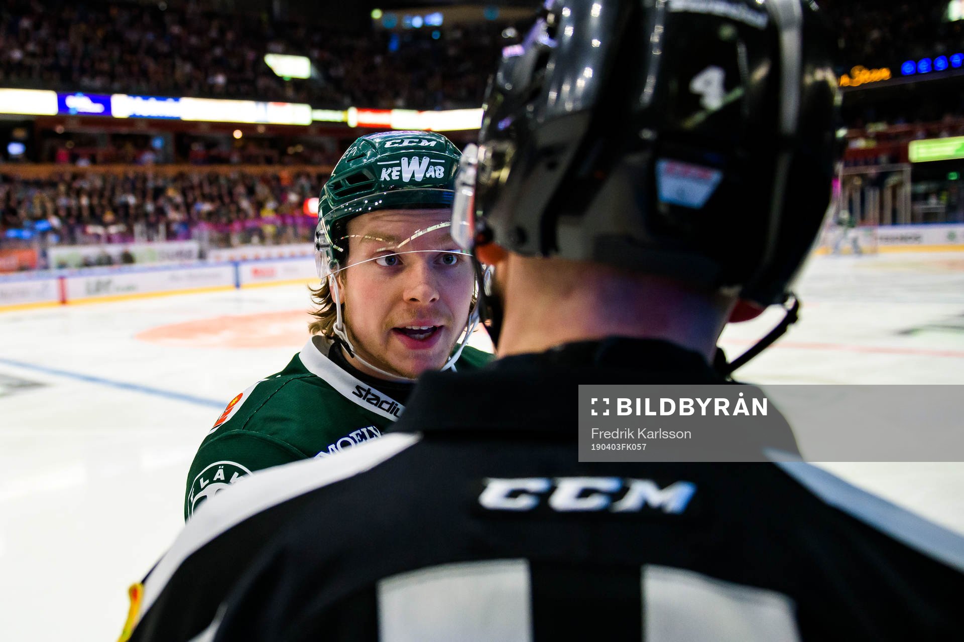 Färjestads Oskar Steen i samtal med Domare Marcus Linde