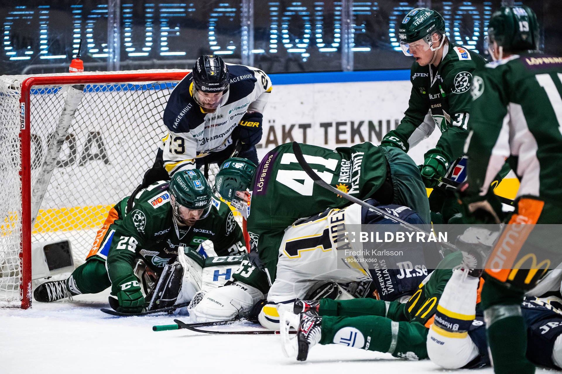 Spelarna framför Färjestads mål