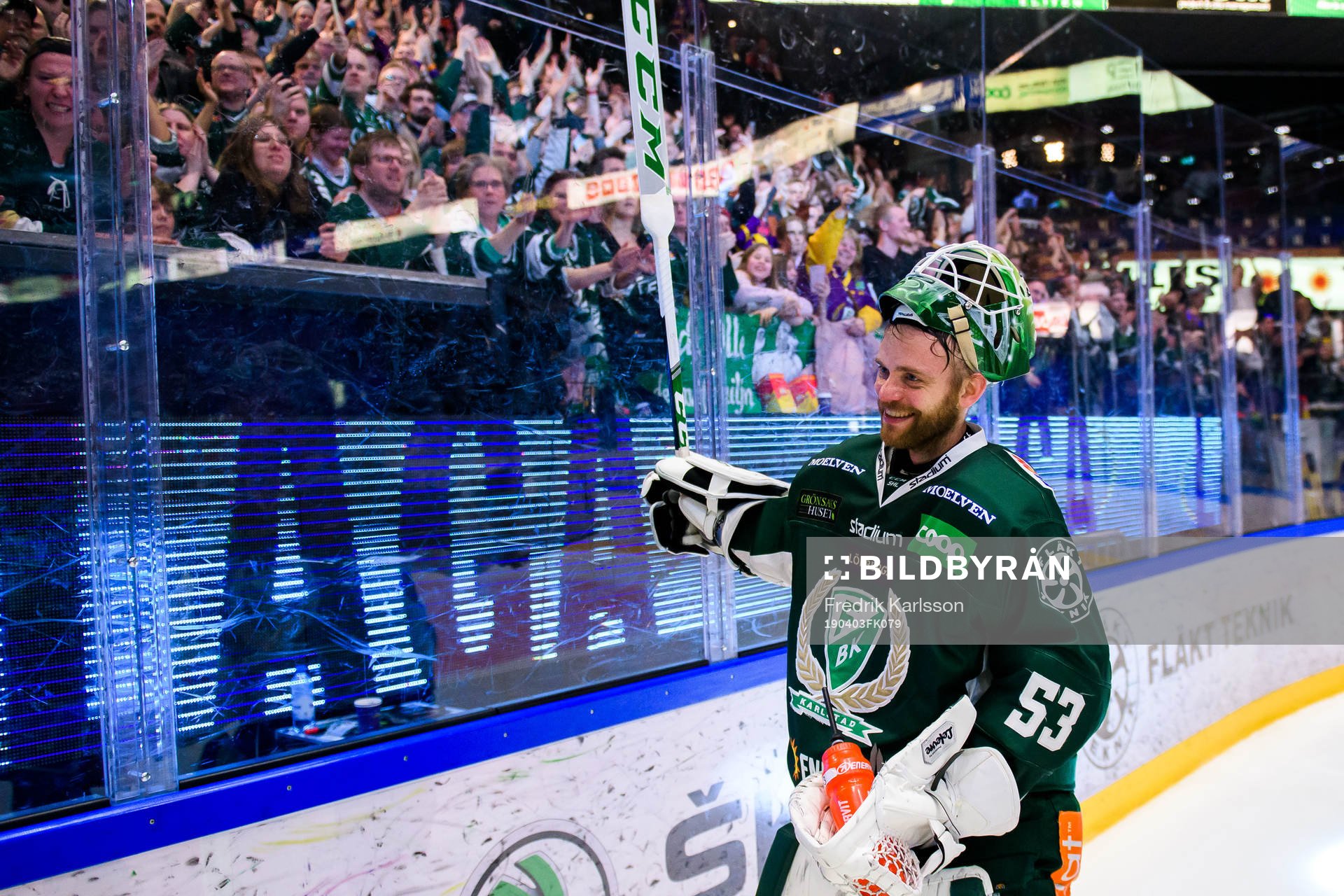 Färjestads målvakt Markus Svensson jublar