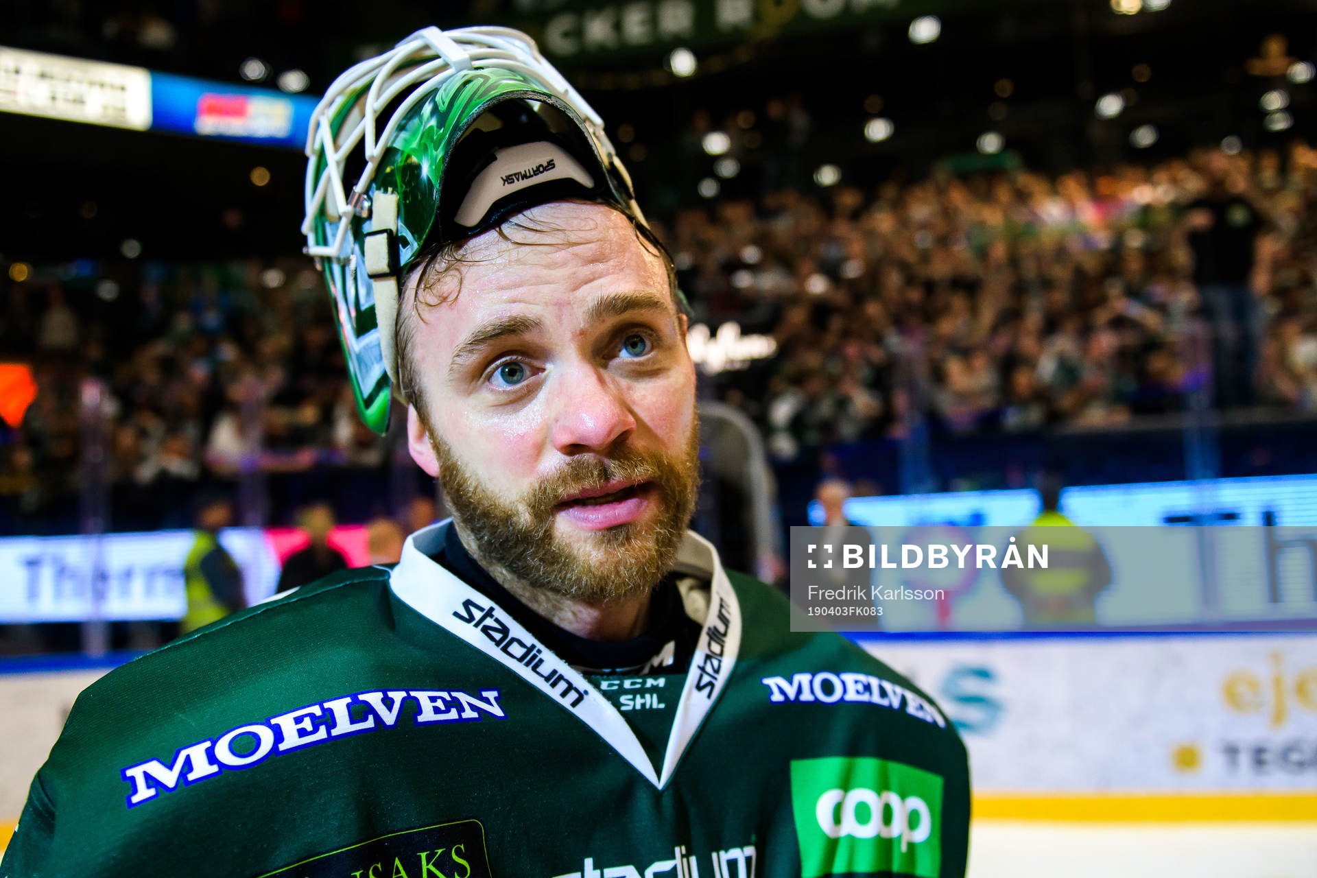 Färjestads målvakt Markus Svensson jublar