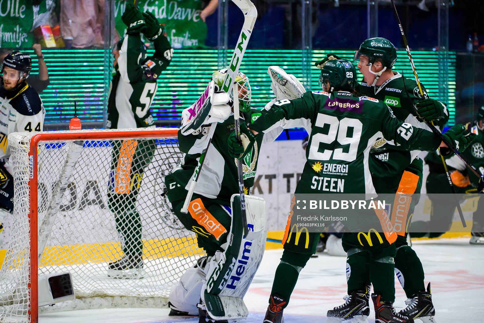Färjestads målvakt Markus Svensson jublar med lagkamrater