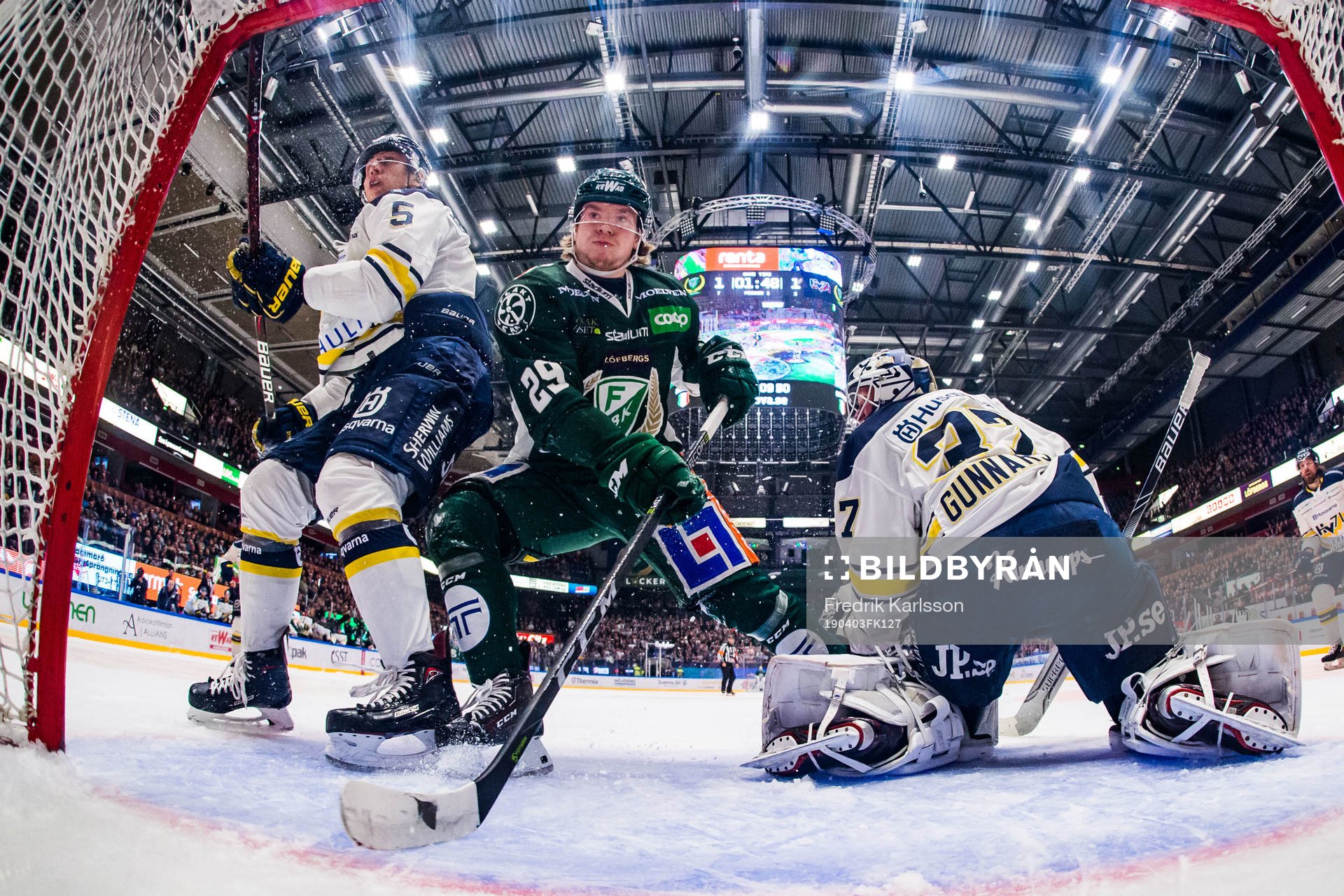 s Martin Fehérváry och Färjestads Oskar Steen i kamp