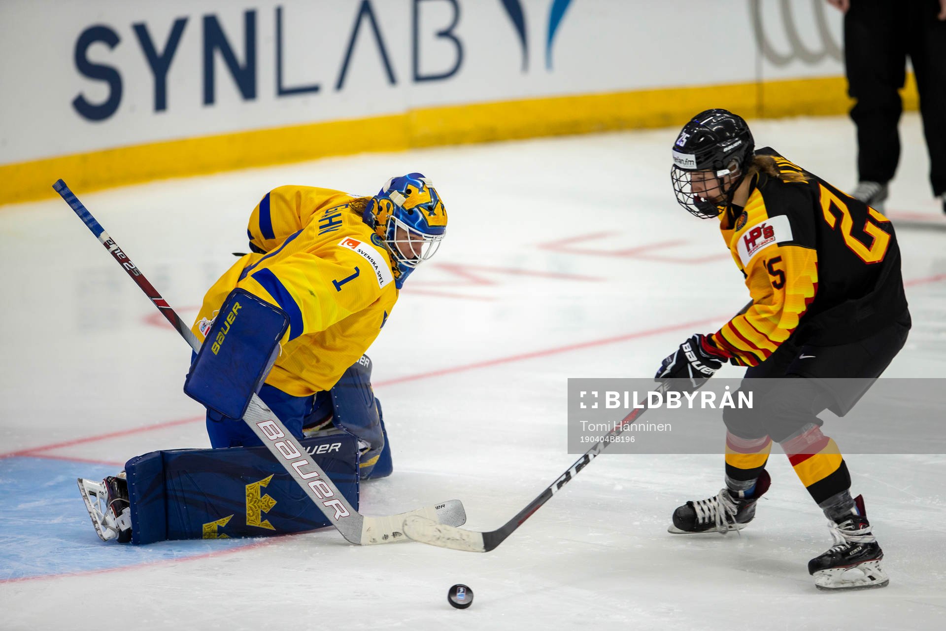 Sara Grahn #1, SWE, Laura Kluge #25, GER score winning goal