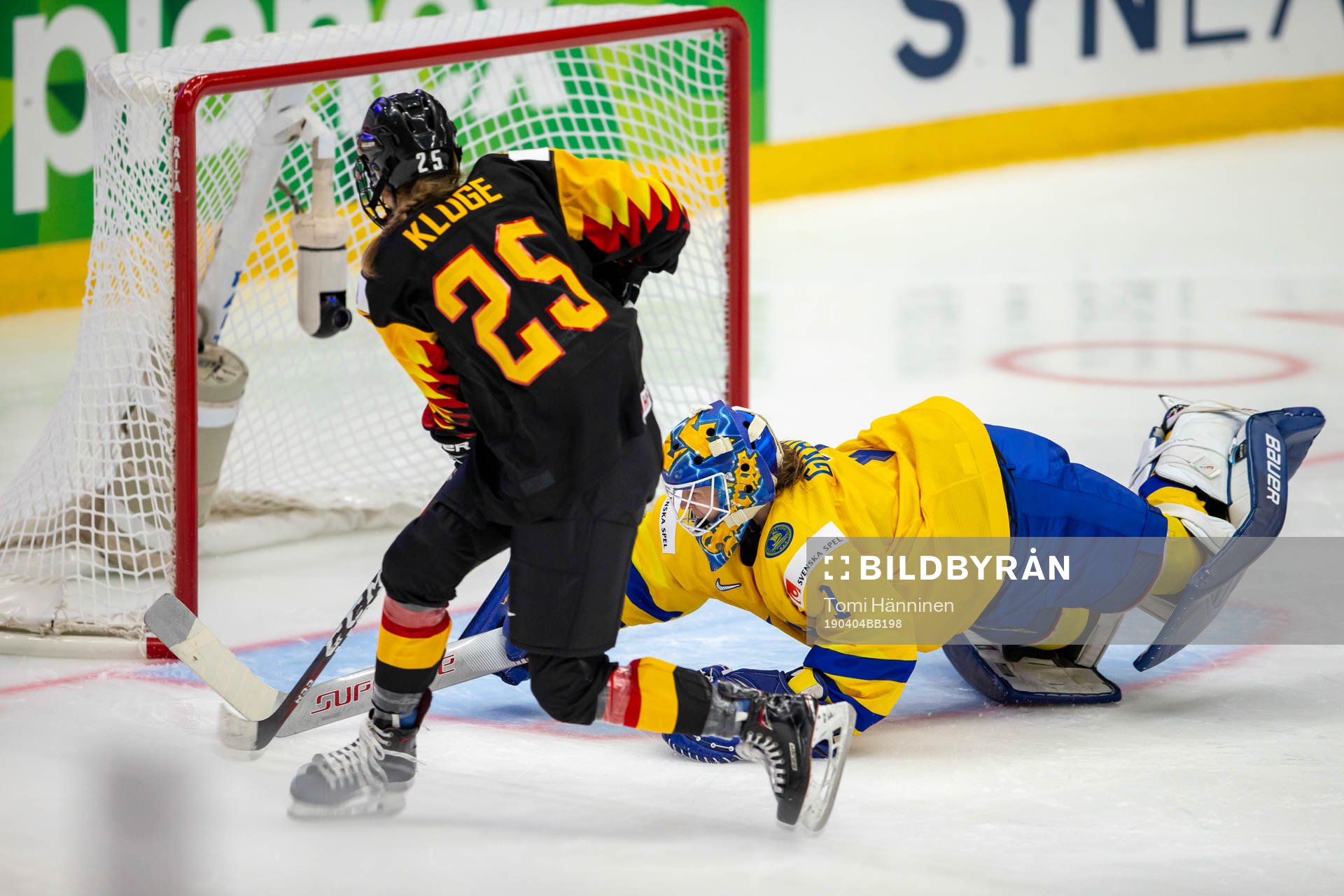 Sara Grahn #1, SWE, Laura Kluge #25, GER score winning goal