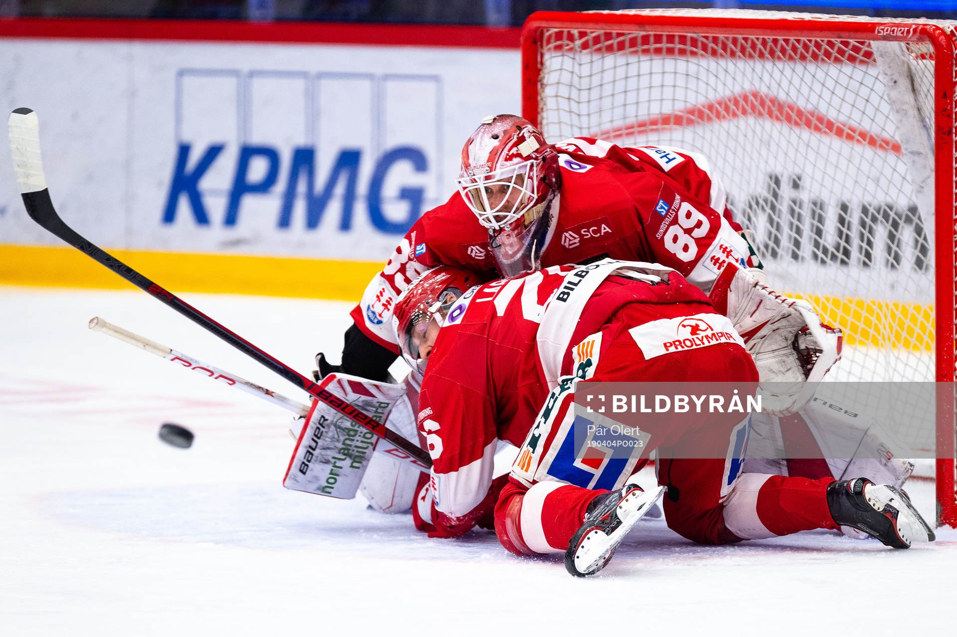 Timrås Hampus Larsson och målvakten Niklas Svedberg