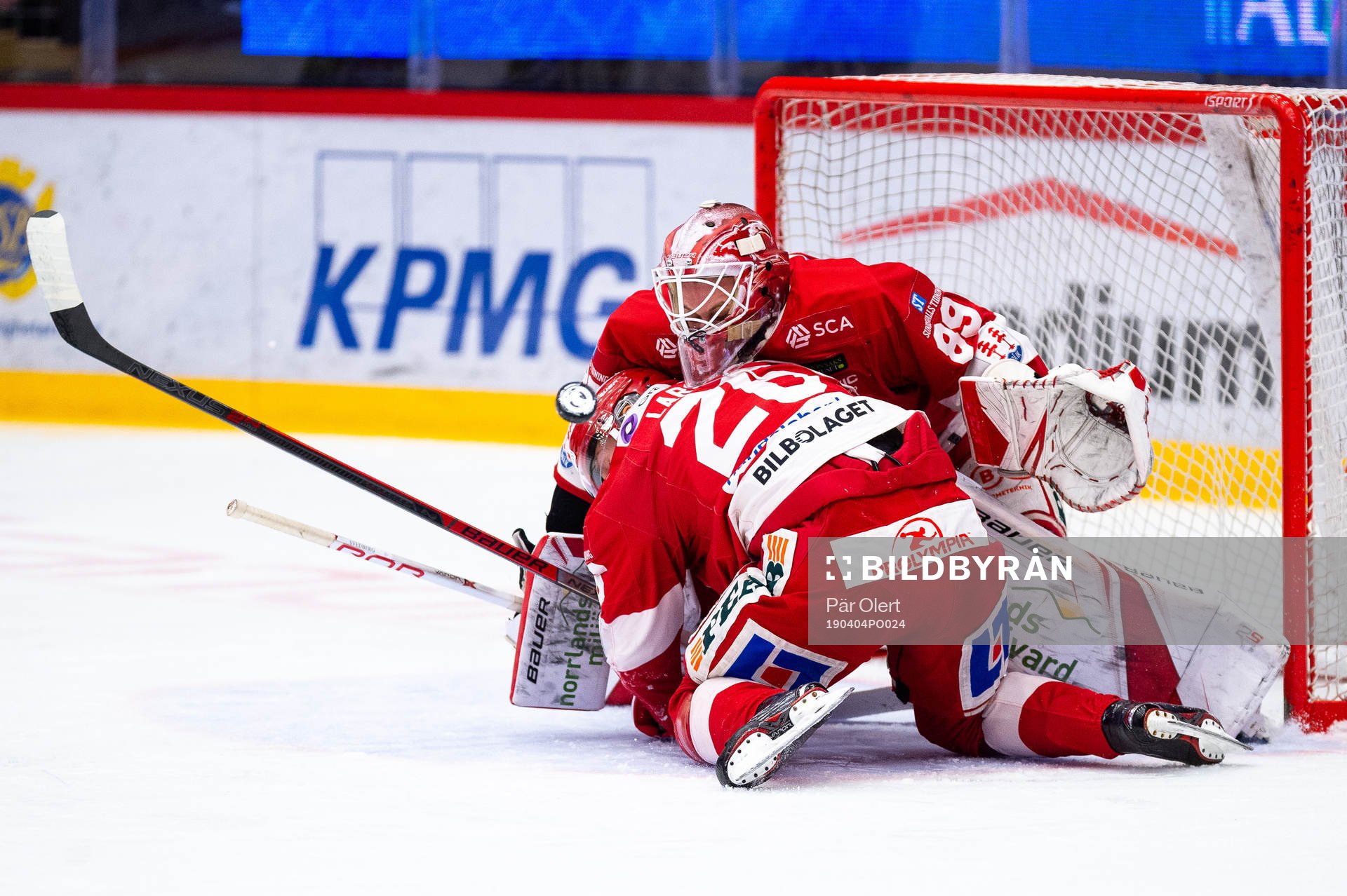 Timrås Hampus Larsson och målvakten Niklas Svedberg