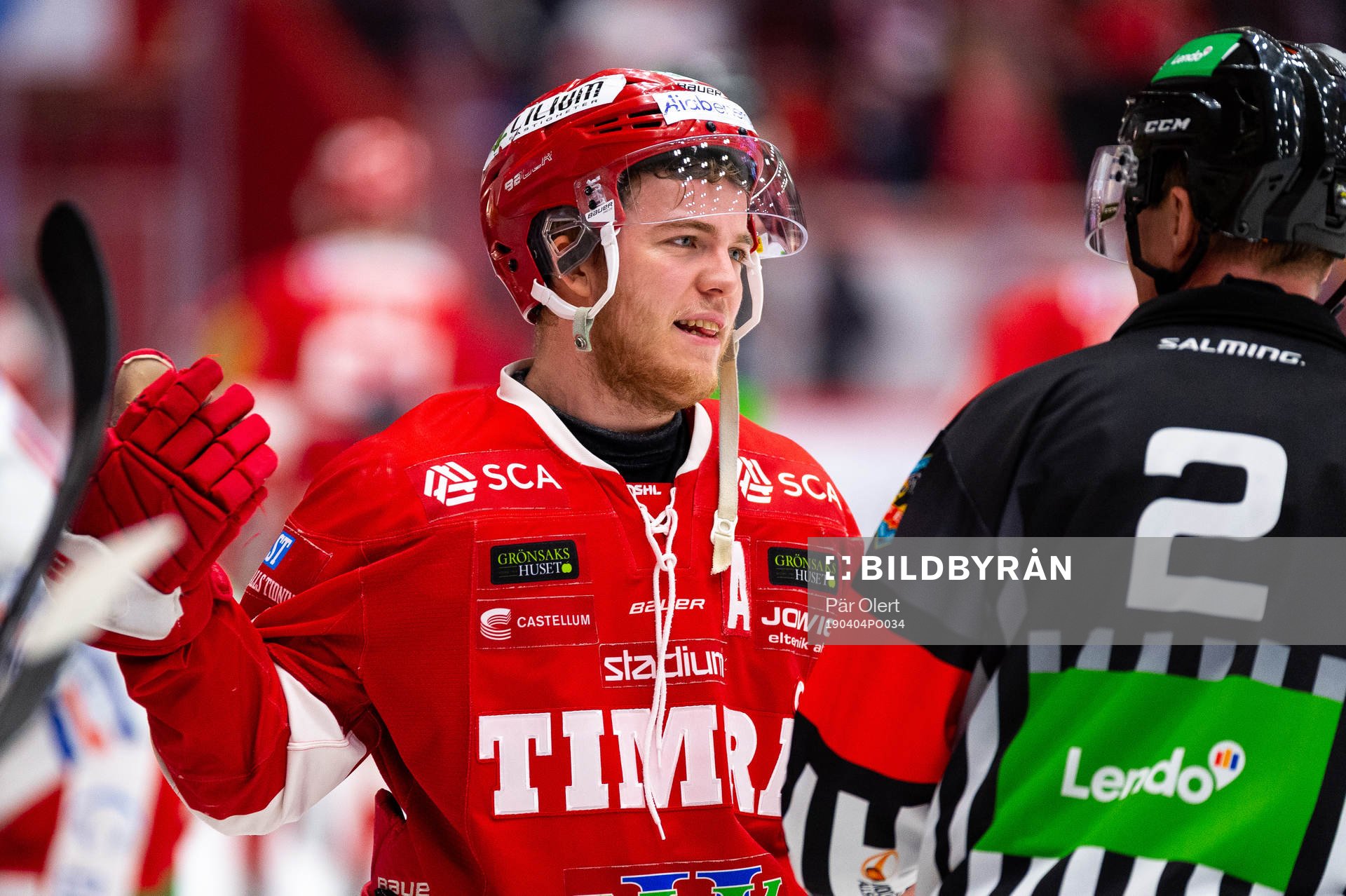 Timrås Emil Berglund diskuterar med Domare Daniel Winge