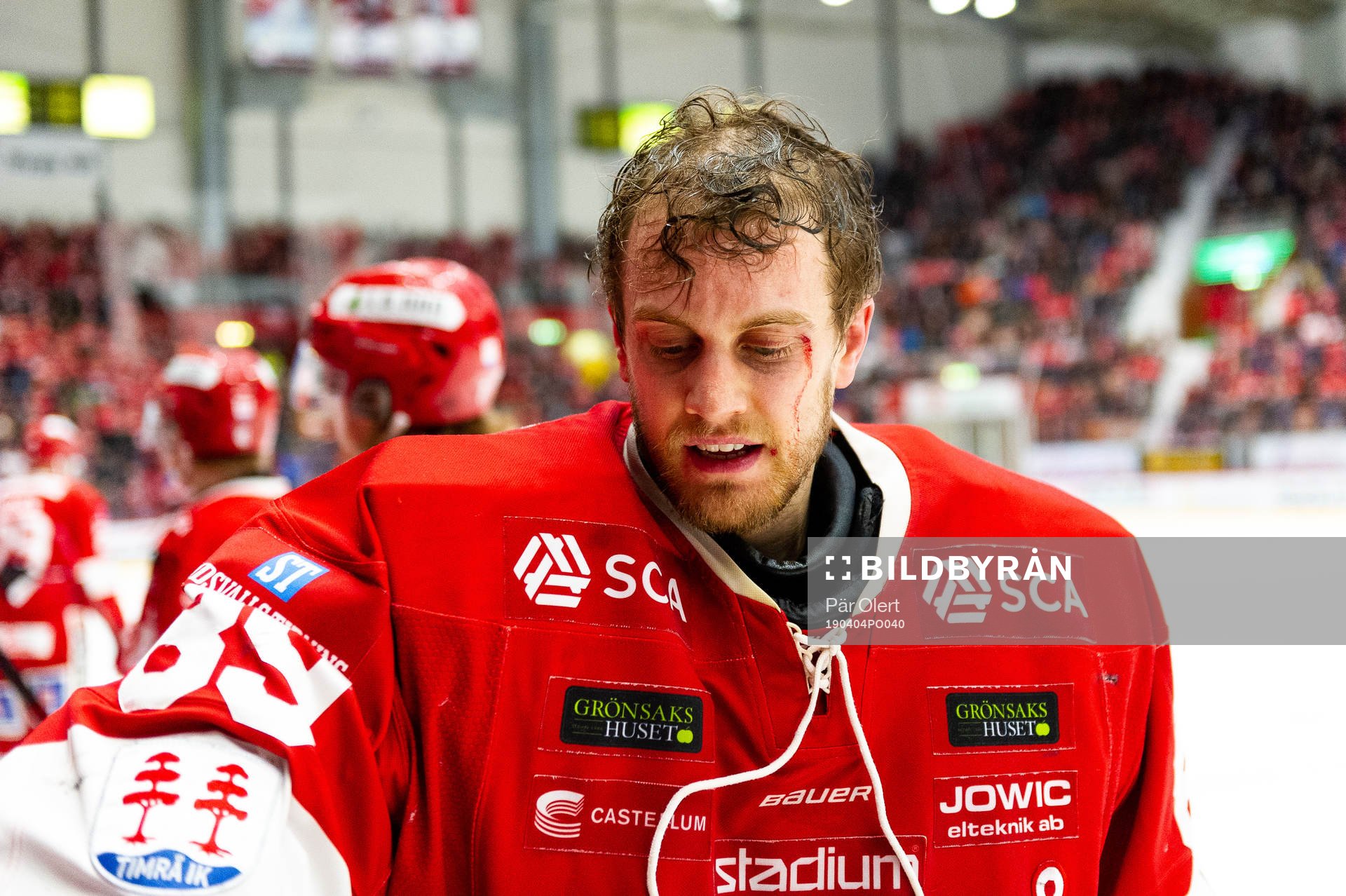 Timrås målvakt Niklas Svedberg blöder lite vid ögat